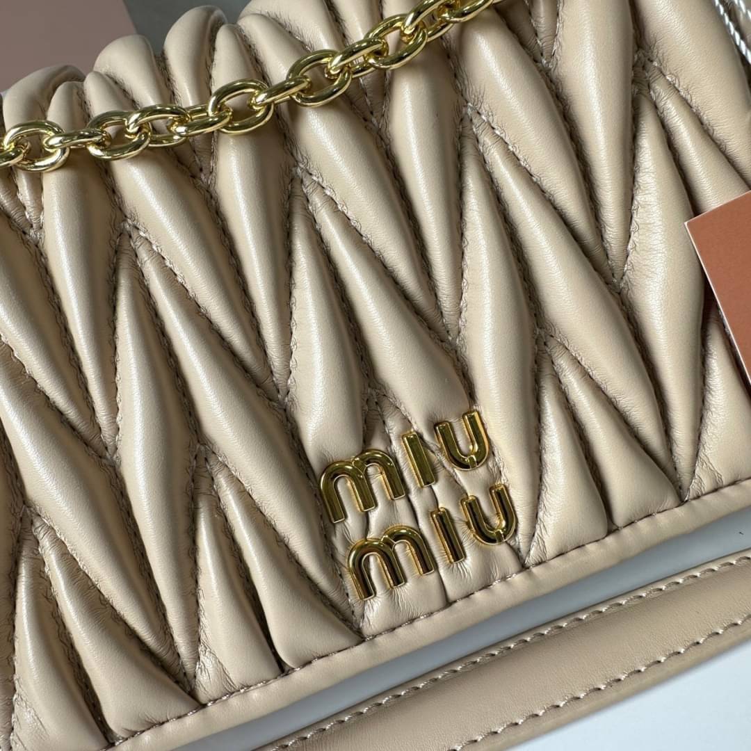 Miu Miu Matelassé Nappa Leather Mini Bag / Miu Miu Woman’S Bag Chain Mini bag กระเป๋ามินิรูปทรงสี่เหลี่ยมวัสดุหนังNappa มีความนุ่มมือและเงางาม