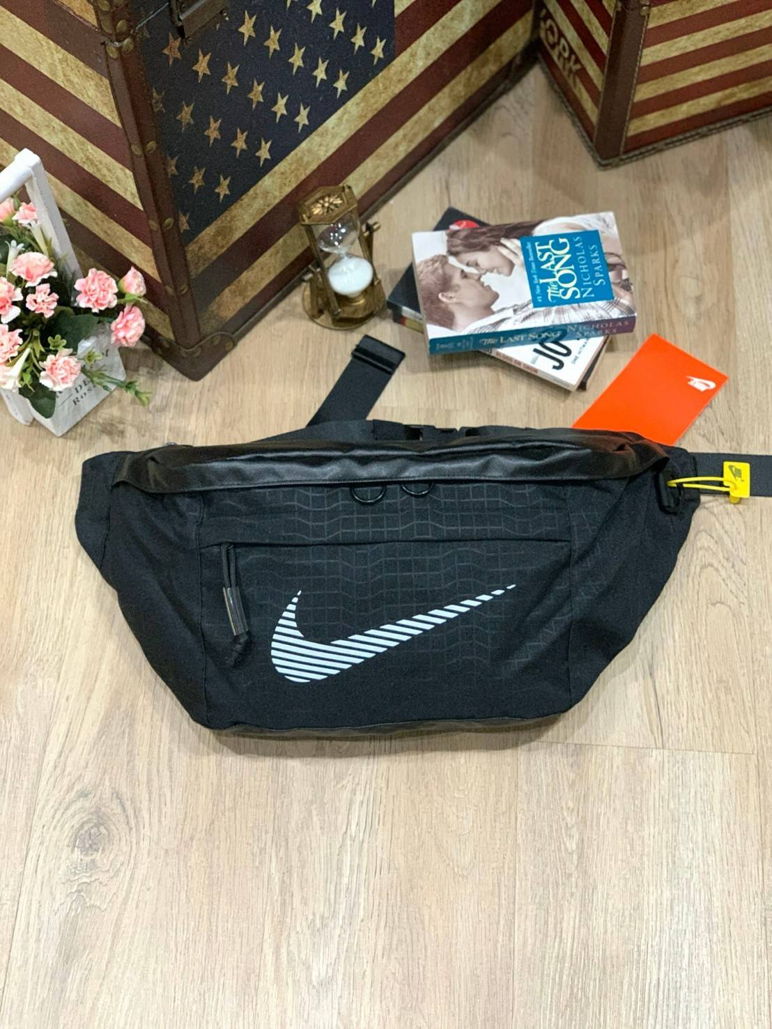 Nike Tech Hip Pack Winterized กระเป๋าnikeทรงคาดอกรุ่นใหม่ชนช้อป ทรงสวย ใบใหญ่สไตล์สปอร์ต ใส่อุปกรณ์กีฬาและพกพาได้อย่างสบายใจ แบ่งเป็นช่องซิปใช้งานทั้งหมด3ช่อง ด้านหน้า ด้านบนและด้านหลัง สามารถแยกของได้เป็นสัดส่วน สายปรับได้ฟรีไซส์ ดีไซน์โลโก้แบรนด์ด้านหน้