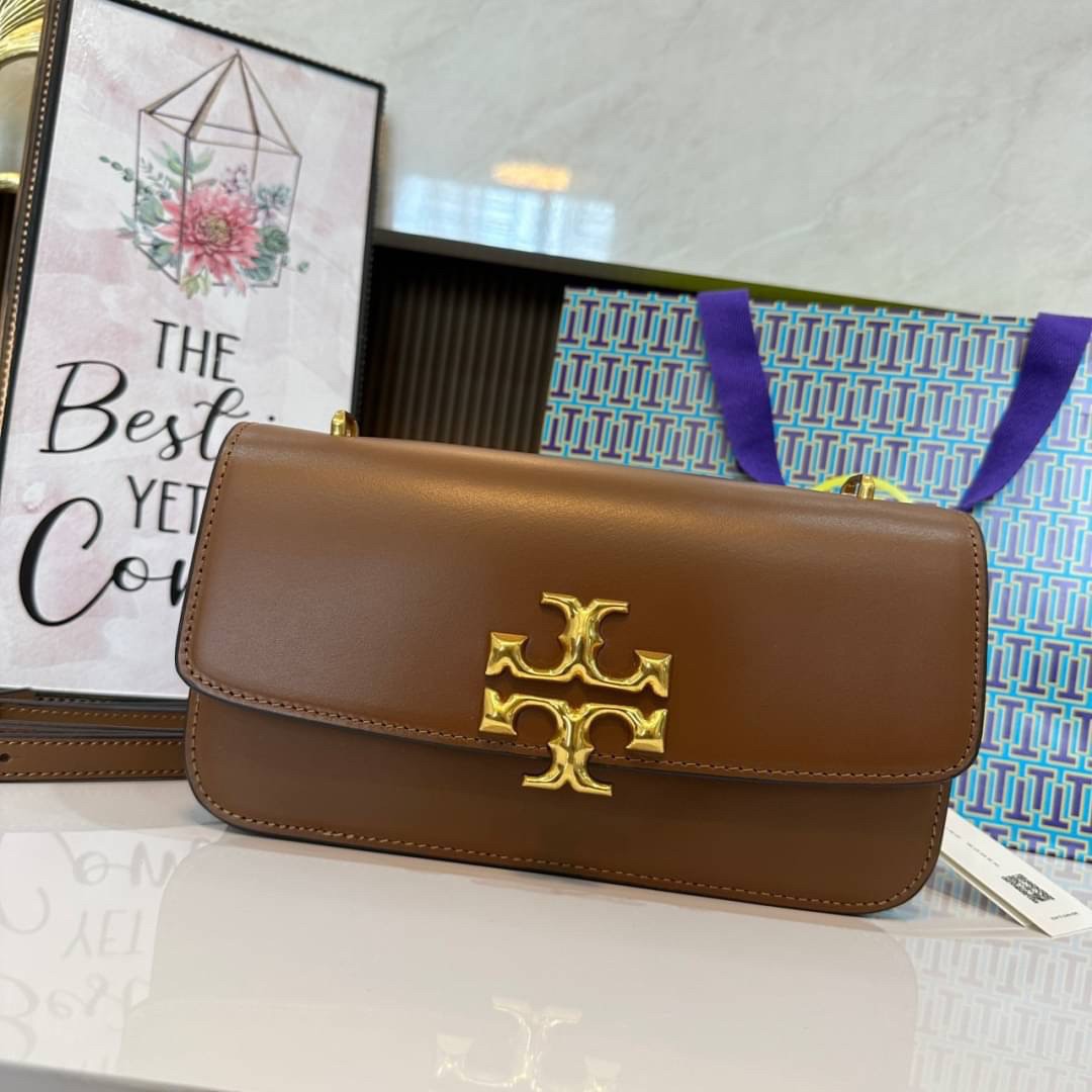 TORY BURCH ELEANOR SMALL LONG CONVERTIBLE SHOULDER กระเป๋าสะพายทรงยาว E/W Eleanor Convertible สูดหรู ดูแพง หนังแท้ เรียบสวยหรู โดดเด่นด้วยป้ายโลโก้สีทอง ลาย Double T อันเป็นเอกลักษณ์ ภายในช่องโล่งกว้างสามารถใส่โทรศัพท์ได้ทุกรุ่น สามารถใส่กระเป๋าสตางค์ใบยา