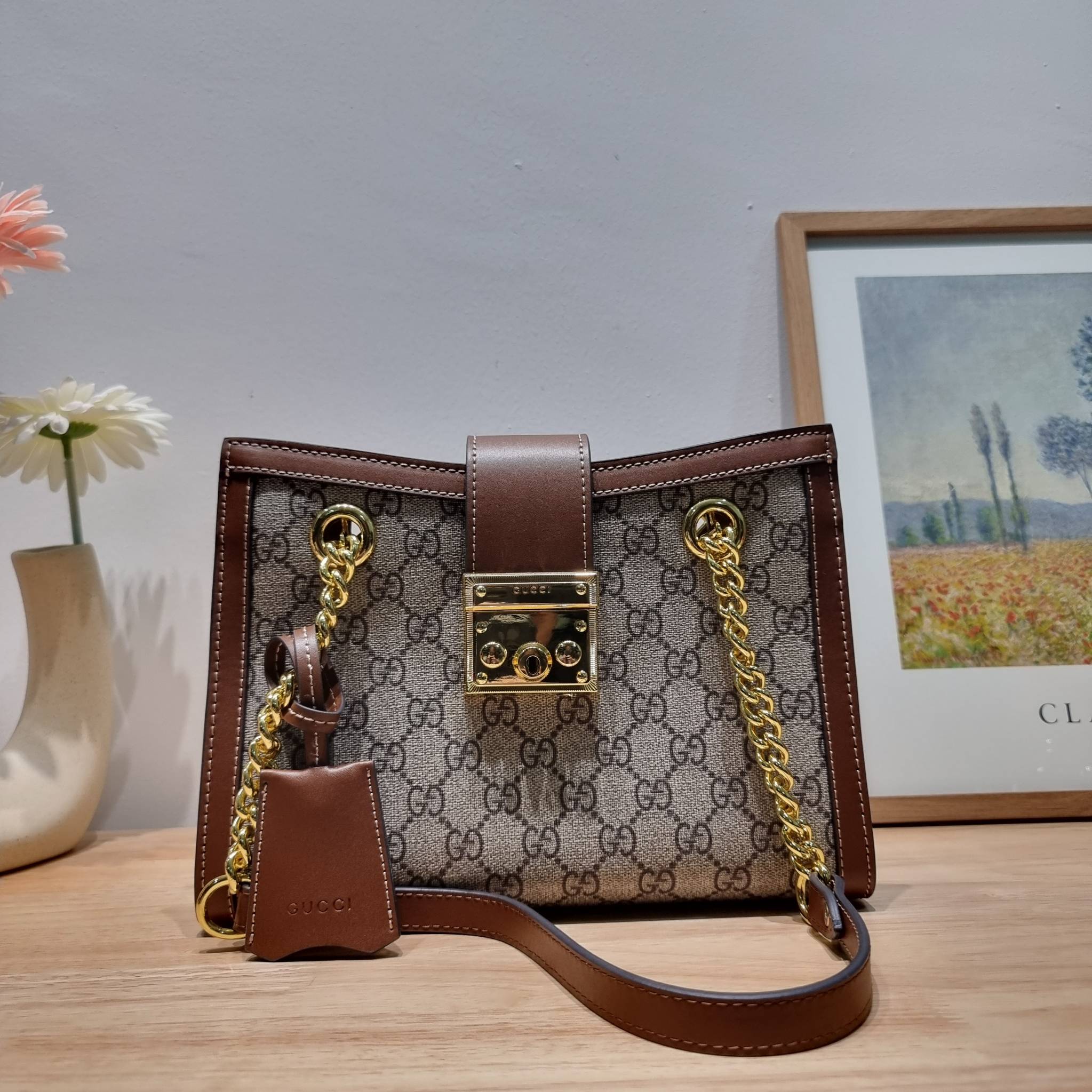 GUCCI padlock shoulder bag กระเป๋าสะพายไหล่ สวยผู้ดี ทรงดี ใช้งานง่าย วัสดุหนังแคนวาส ปากกระเป๋ามีแถบหนังคาดและอะไหล่กดล็อค โดดเด่นและเพิ่มความหรู