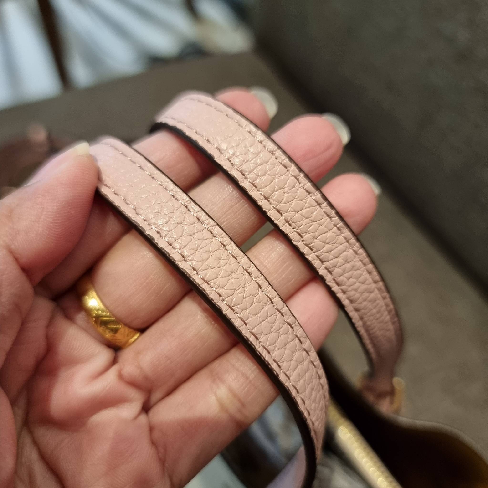 COACH C4084 MOLLIE TOTE 25 WITH SPACED WILDFLOWER PRINT ดีไซน์ใหม่ล่าสุด กระเป๋าโท้ทไซส์เล็กที่สาวๆต่างก็ต้องปักใจรัก รอบนี้น้องถูกเติมแต่งลวดลายดอกไม้ เพิ่มดีเทลความน่าใช้ไปอีก วัสดุหนัง pepble เรียบหรูดูดีม้าก!! ภายในโล่งกว้าง มีช่องซิปกลางใส่ของได้ ขนา