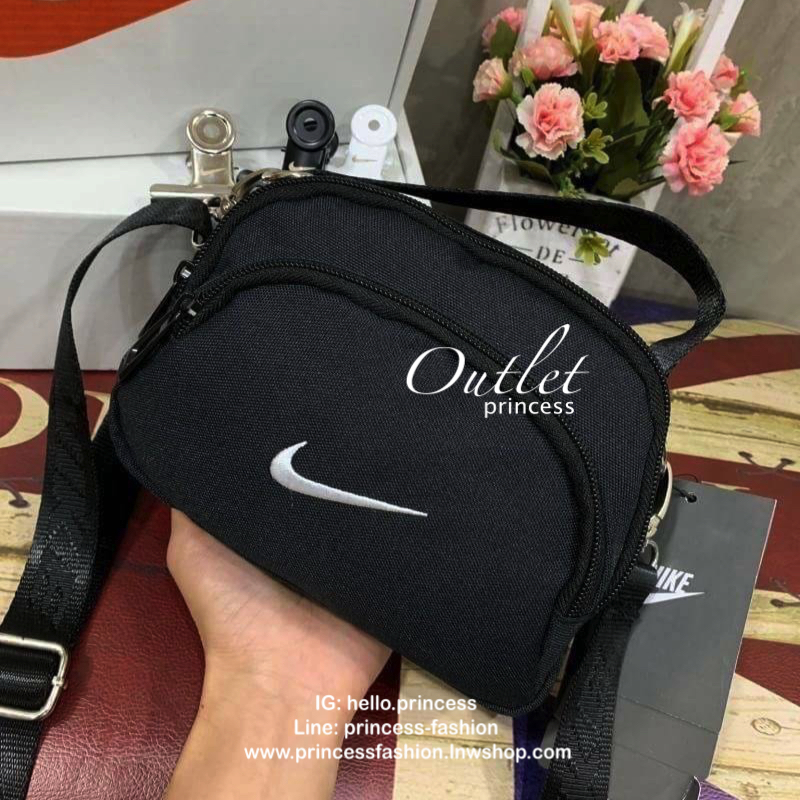 Nike mini swoosh shoulder bag กระเป๋าถือหรือสะพาย ขนาดมินิ ดีไซน์สุดเก๋จากNike แบรนด์sport สายสกรีนโลโก้แบรนด์ปรับระดับฟรีไซส์ได้ มีช่องซิปใช้งานหลายช่อง พร้อมตัวหนีบแบรนด์ในเซทเฉพาะรุ่น ใส่ไอโฟนพลัส ของจุกจิกแยกใส่ได้เป็นสัดส่วน อีกหนึ่งรุ่นลิมิเตทที่ใช้