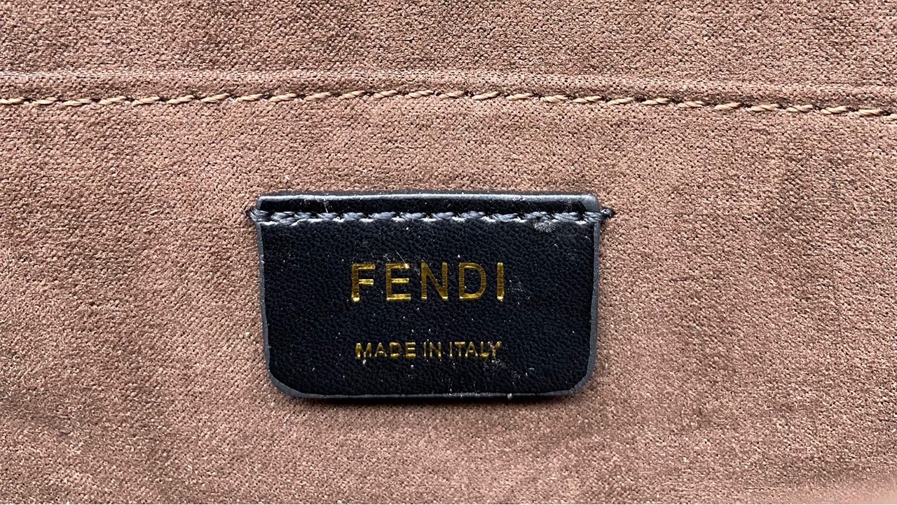 FENDI KAN leather bag เกรดออริจินอล สลับแท้ ด้วยสีและลวดลายคลาสสิกตามแบบแบรนด์ เข้าได้กับสาวๆ ทุกสไตล์ บ่งบอกความเป็น FF ได้อย่างสมบูรณ์แบบ โทนสีแมตช์กับเสื้อผ้าได้ง่าย