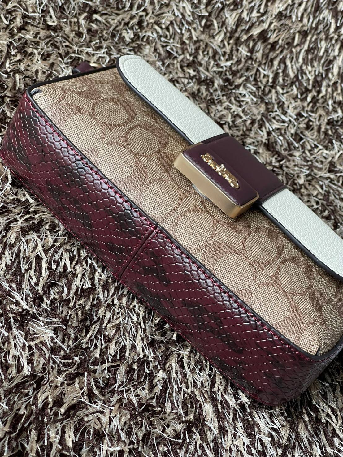 Coach grace series carriage logo handbag slingbag shoulderbag F2232 กระเป๋ามาพร้อมดีไซน์ที่ดูหรูหรา มีเอกลักษณ์เป็นที่จดจำได้ง่าย รวมถึงมีสีสันให้เลือกหลากหลายจึงครองใจสาว ๆ ได้ไม่ยาก โดยกระเป๋าออกแบบให้มีลักษณะเป็นกระเป๋าสะพายไหล่ทรงเหลี่ยมสุดคลาสสิก ที่