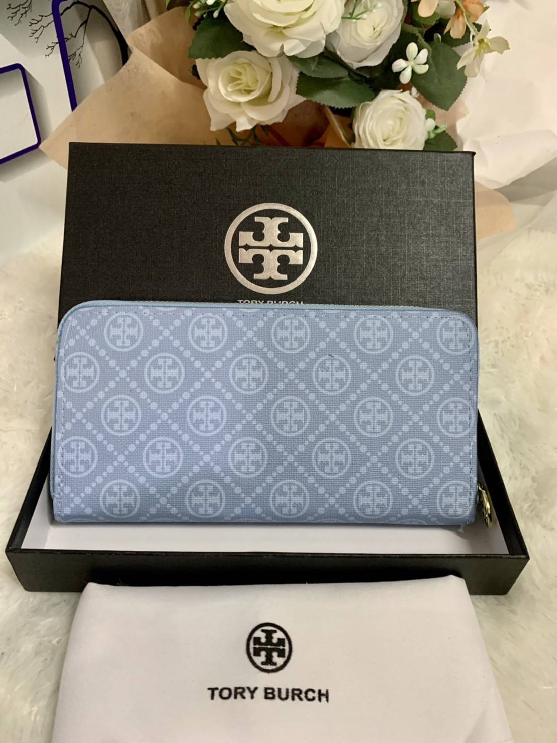 กระเป๋าสตางค์ใบยาว TORY BURCH : Monogram Pattern วัสดุหนังแกะสังเคราะห์ลงเคลือบเพิ่มความเงาอีกชั้น อะไหล่สีทอง **แบบซิปรอบ เปิด - ปิด กระเป๋าด้วยซิปรอบ ด้านในแบ่งออกเป็น 3 Patation ตรงกลางเป็นซิปยาว มีช่องใส่บัตรได้ 8 ใบ หนังเงาสวย จับถนัดมือ พร้อมส่งให้ส