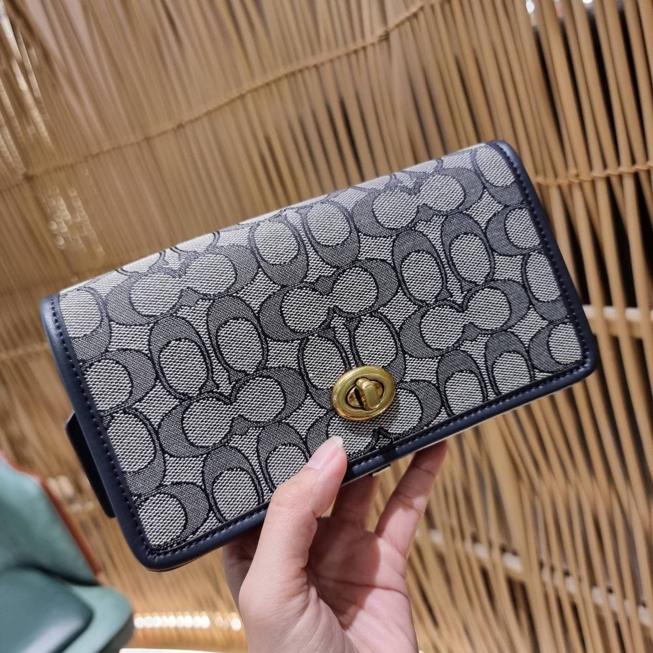 COACH C3824 FOLDOVER CROSSBODY CLUTCH IN SIGNATURE JACQUARD คลัทช์เก๋ๆที่สาวๆตามหา 2IN1 ไปอีกหนึ่ง!! กระเป๋าสะพายทรงคลัชท์ ใช้งานได้ถึง 2 แบบ จะพกเดี่ยวๆแทนกระเป๋าสตางค์ หรือคล้องสายสะพายข้าง สะพายชิคๆคูลๆ ก็ได้อีก มันดีงามมากทุกสี เพราะความละมุนของผ้า ja