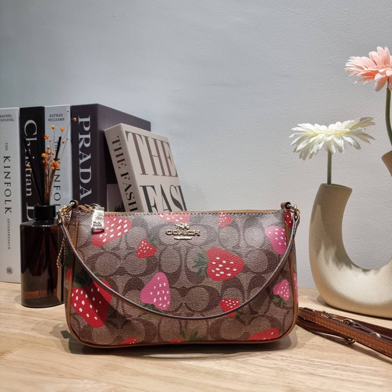 COACH F58321 TOP HANDLE POUCH คอลเลคชั่นสุดฮิต กับดีไซน์ใหม่ น่ารักน่าใช้ทุกแบบ กระเป๋าพอชทรงใช้งานง่าย สะดวก กะทัดรัด วัสดุหนังแคนวาสเคลือบคุณภาพ มาพร้อมสายคล้องในตัว และสายสะพาย crossbody ปรับเปลี่ยนได้ตามสไตล์ อีกหนึ่งไอเท็มที่สาวๆต้องมี ในราคาสุดคุ้ม 