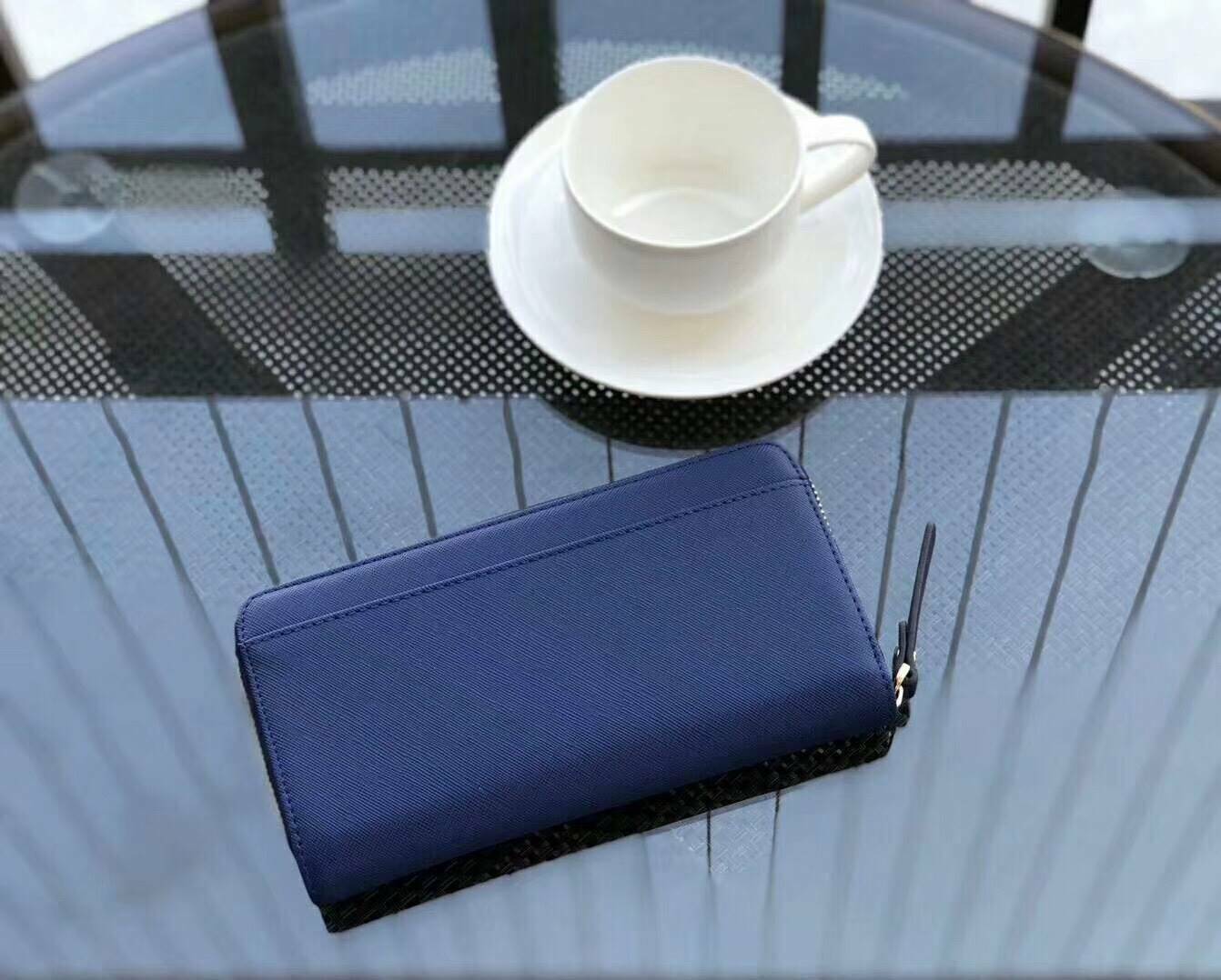 KATE SPADE LONG WALLET กระเป๋าสตางค์ใบยาวรุ่นใหม่ล่าสุดหนัง Saffiano สไตล์ PRADA สวยน่าใช้ ภายในมีช่องซิป1ช่อง และช่องใส่บัตรหลายช่อง ใส่เหรียญ บัตรได้เยอะ ตัวจริงสวยน่าใช้มากค่ะ