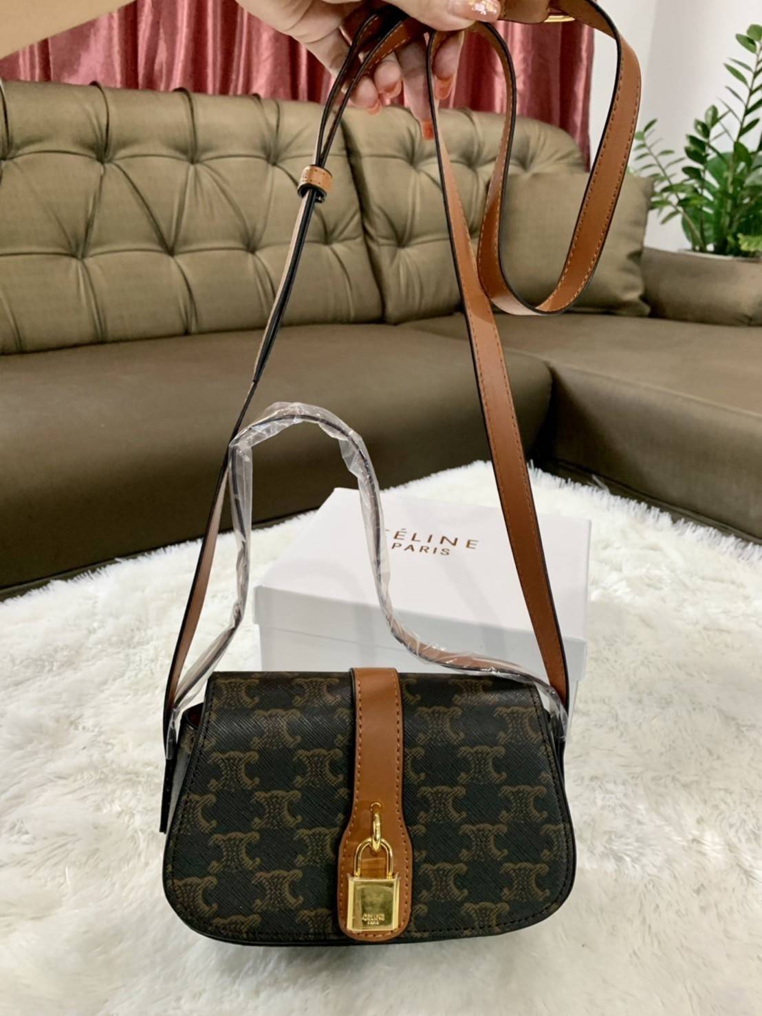 VIP 】CELINE TABOU CLUTCH BAG CELINE MINI CROSSBODY BAG (GWP) วัสดุ Triomphe Canvas หนังสวยอยู่ทรงกันน้ำได้ ขนาดกำลังน่ารัก การออกแบบที่เน้นความเรียบแต่หรู มาพร้อมสายสะพายสั้นและสายสะพายยาว สำหรับสะพายไหล่ สายปรับระดับสั้น-ยาวได้ (ถอดไม่ได้) โดดเด่นที่ด้าน