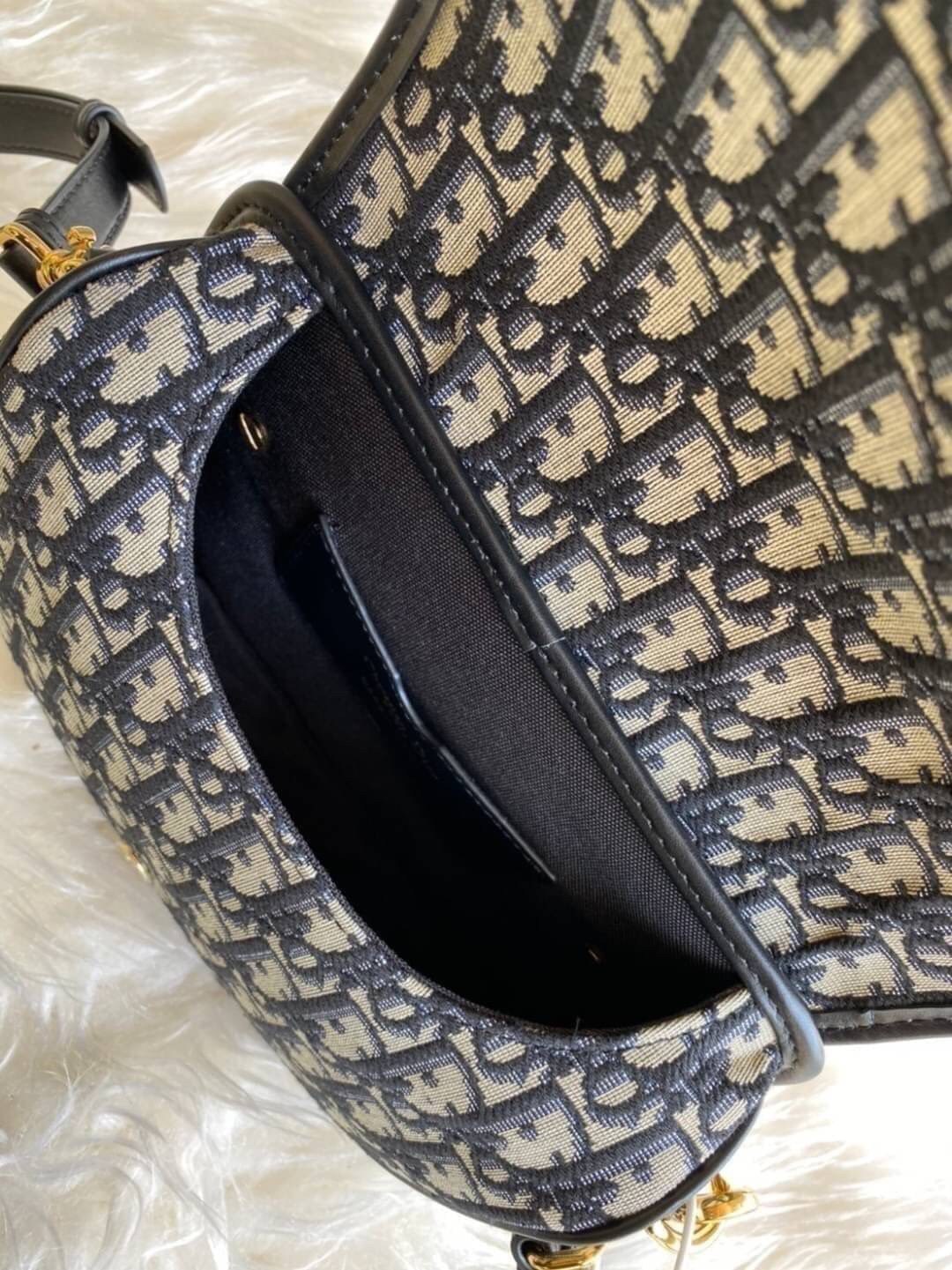 VIP GIFT CHRISTIAN DIOR MEDIUM DIOR BOBBY BAG เรียบหรู ดูดี ก็ต้องไอเท็มนี้ไม่อยากให้พลาด!! สะพายหนังสุดคลาสสิก สวยหรูดูแพงมากๆ สวยเลิศ ใบจริงน่าใช้เกินเบอร์มากจริงๆ งานเลิศๆในราคาสุดคุ้มสาวๆ must have จ้า!! ภาพถ่ายจากสินค้าจริง! สวยมาก พร้อมส่งที่ไทยราคา