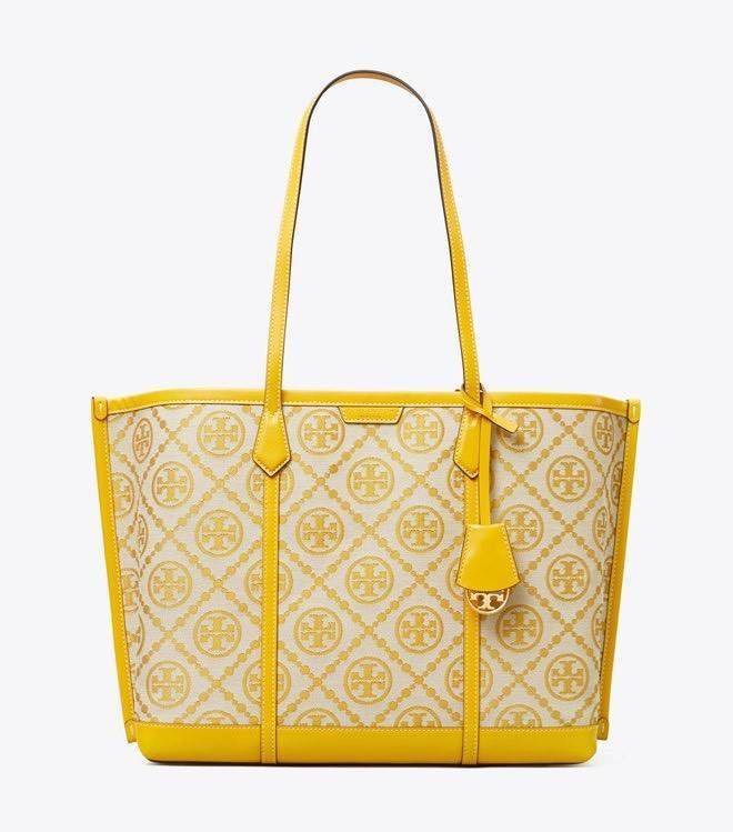 TORY BURCH T MONOGRAM TRIPLE - COMPARTMENT TOTE กระเป๋า/สะพายไหล่ทรง SHOPPING BAG วัสดุผ้าผ้าแคสวาสปักลายสัญลักษณ์แบรนด์ ตั้งอยู่ทรง สวยหรู ดูแพง จุของได้เยอะมาก ภายในแยกเป็น 2 ช่องหลัก 1 ช่องซิปตรงกลาง แบ่งเป็นสัดส่วนใช้งาน