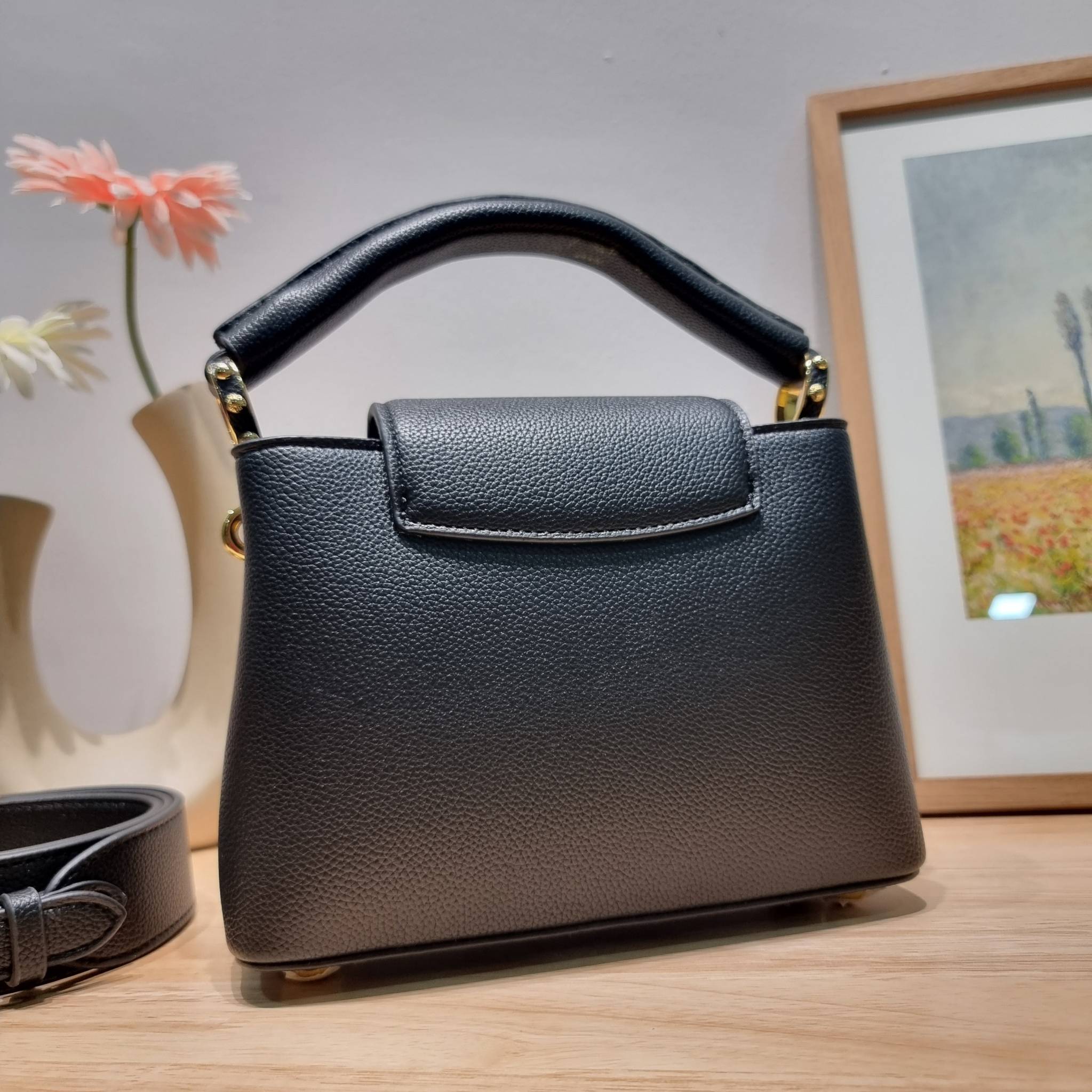 LV capucines mini top handle ที่สุดของความสวยในราคาเบาๆ กระเป๋าถือสุดหรู ดีไซน์ทรงคลาสสิค ที่รอบนี้มาในไซส์มินิ ดีงามม้ากกกก!!