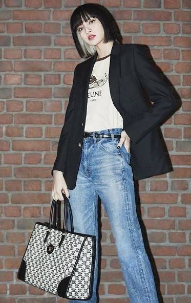 CELINE LARGE TOTE BAG VIP วัสดุ CANVAS ทรงเหลี่ยมดีไซน์ Casual สวยคลาสสิคสไตล์สาว Lisa ใบใหญ่ใส่สัมภาระได้เยอะจุใจภายในโล่งกว้าง ใส่เอกสาร A4 หนังสือ กระเป๋าสตางค์ มือถือ ของใช้ได้เยอะ หูจับหนังเเข็งแรงจับถนัดมือจะถือหรือสะพายก็ดูดี ไอเท็มแนะนำฮิตพร้อมส่ง