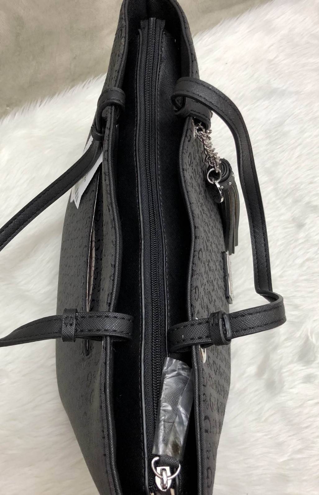 New !!! GUESS HANDBAG SHOULDER BAG พร้อมส่ง สินค้าเข้าใหม่ค่ะ!!!กระเป๋าถือและสะพายไหล่ วัสดุผ้าปักลาย G ทั้งใบค่ะ ด้านหน้าติดโลโก้แบรนด์หรู พร้อมห้อยพวงหนังยาวลงมาบอกเลยสวยมากๆค่ะเปิดปิดกระเป๋าแบบซิป กระเป๋าซับในลายแบรนด์ ภายในกระเป๋าแบ่งเป็นสองช่องใหญ่ใส