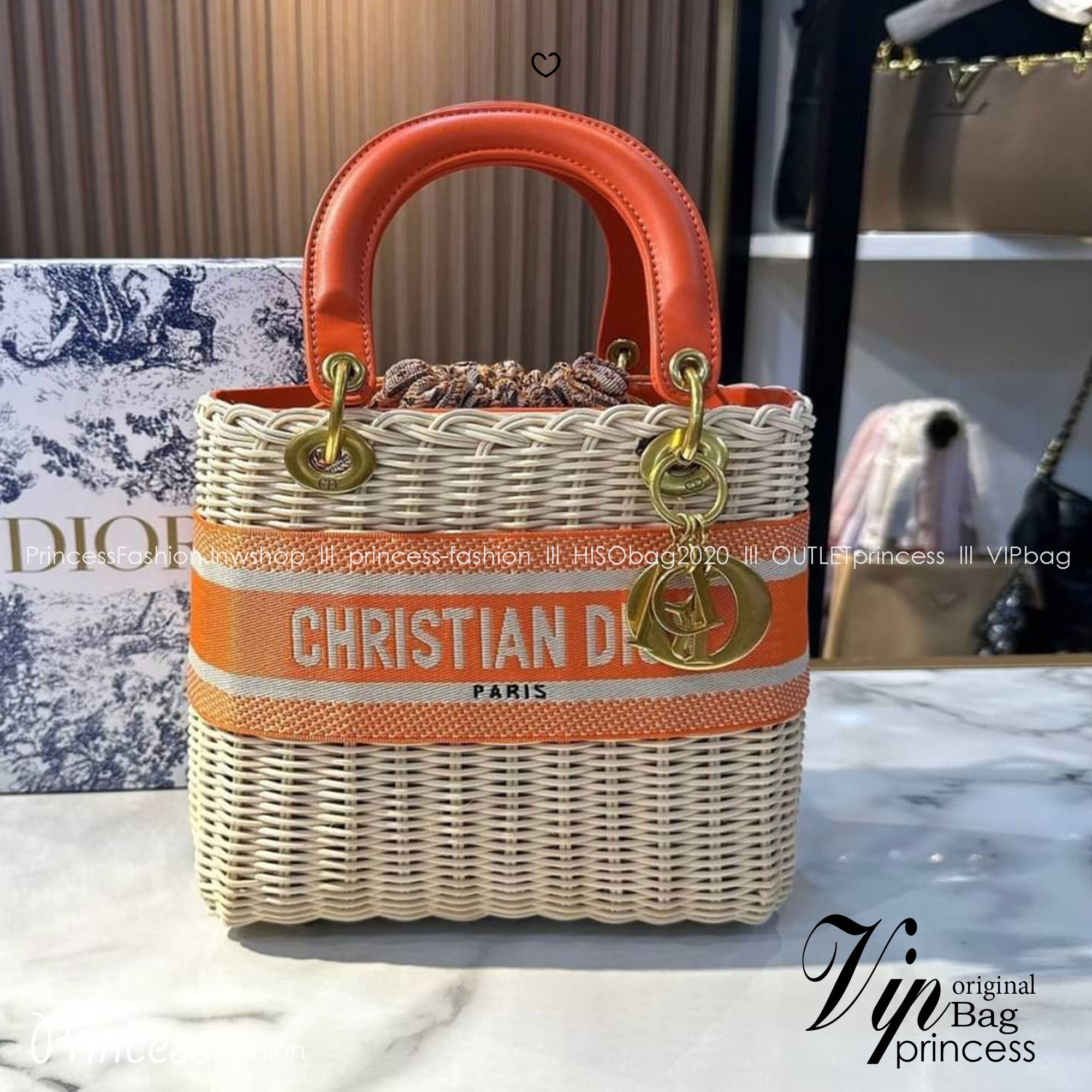 DIOR Lady Natural Wicker Bag กระเป๋าสะพายงานสาน พร้อมผ้าผูกด้านในสวยงามทรงเสน่ห์ จะถือหรือสะพายข้างด้วยสายสปอร์ตก็สวยเลิศ โดดเด่นกว่าใคร งานสวยเกินราคา คุ้มที่สุดในย่านนี้บอกเลย!!