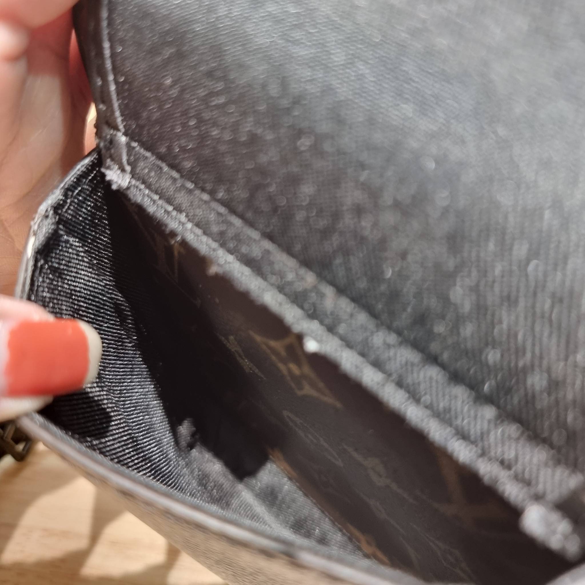 LV CHRISTOPHER กระเป๋าสะพายรูปทรงสปอร์ตสุดชิค LV crossbody wallet bag ใหม่ล่าสุด ได้ชิคๆเท่ๆก่อนใคร ไม่ต้องรอพรีฯ กับกระเป๋าสะพายข้างสำหรับหนุ่มๆ งานหรู ราคาดี วัสดุหนังแคนวาสคุณภาพดี ดีไซน์กะทัดรัด คล่องตัวแบบทูอินวันไปเลย เพราะใช้แทนกระเป๋าสตางค์ก็ได้ ส