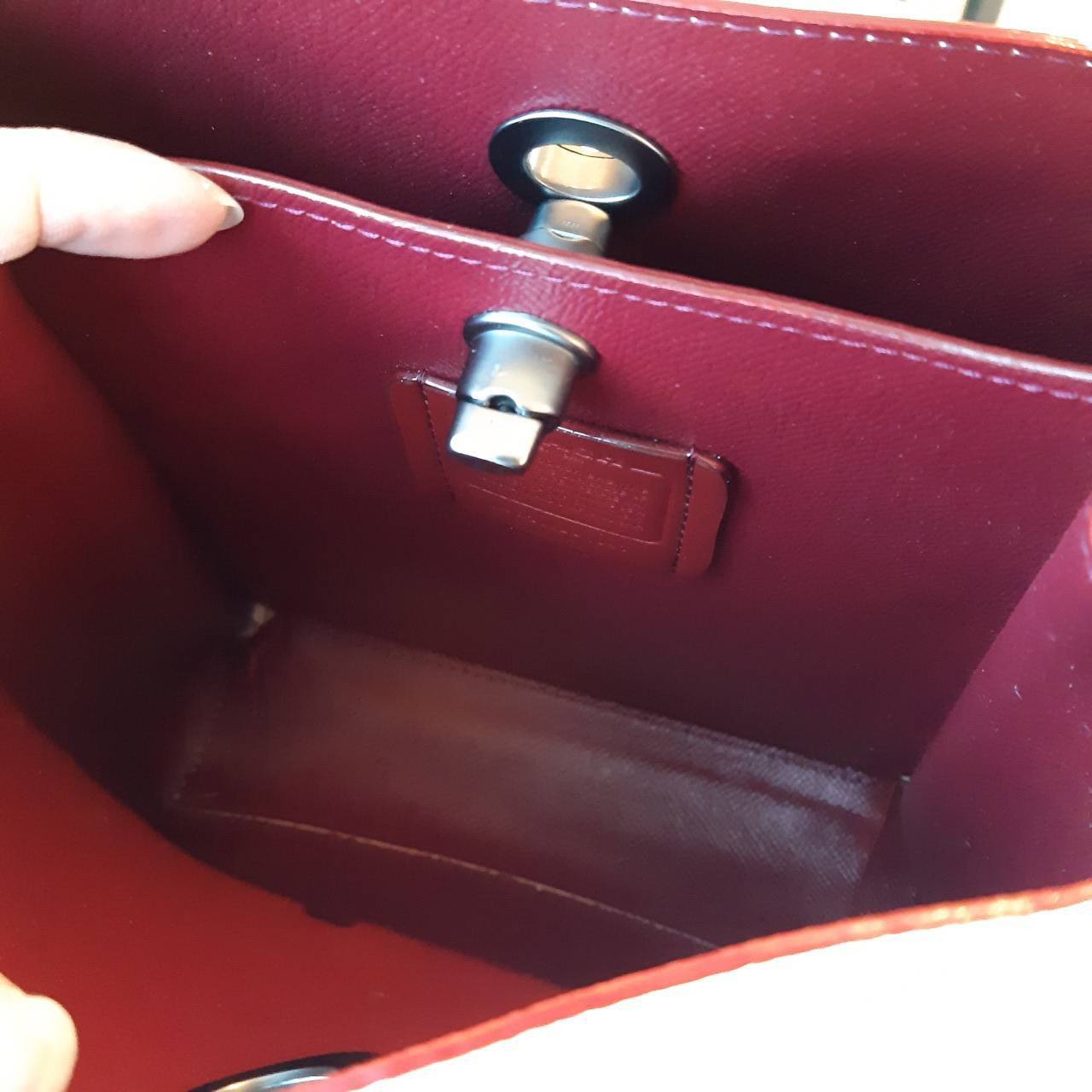 COACH 1041 CHARLIE BUCKET 21 WITH WILDFLOWER PRINT กระเป๋าบัคเก็ตทรงสวย ลุคคุณหนูอีกหนึ่ง!! มองยังไงก็สวยหวาน วัสดุหนังสังเคราะห์ลายลิ้นจี่ ดีไซน์ดอกไม้คละเต็มใบ เปิด-ปิดด้วยตัวบิดล็อค มีสายสะพายมาให้ ปรับได้ตามตัวจ้า รุ่นนี้หายากแล้วน้า ต้องรีบมีได้แล้วจ