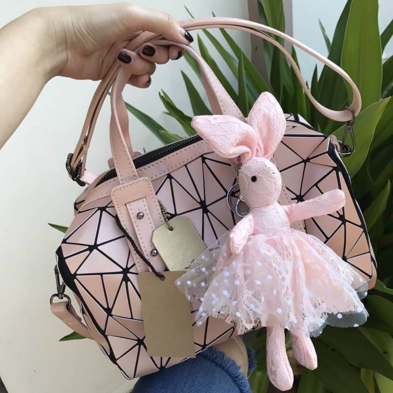 สีเข้าใหม่รุ่น หายากคะ 👍ทรง speedy ขายดี น่ารักมาก 3 สี น่ารักมากรับประกันเลยค่า พร้อมกระต่าย polka dot เข้า set เลิศคะ กระเป๋า จากแบรนด์ David Jones กระเป๋าสะพายข้างดีไซน์เกร๋มาก สีสวยหรูมาก ขนาดกะลังดีเลย น้ำหนังเบามากคะ ภายในมีช่องเก็บของจุกจิก