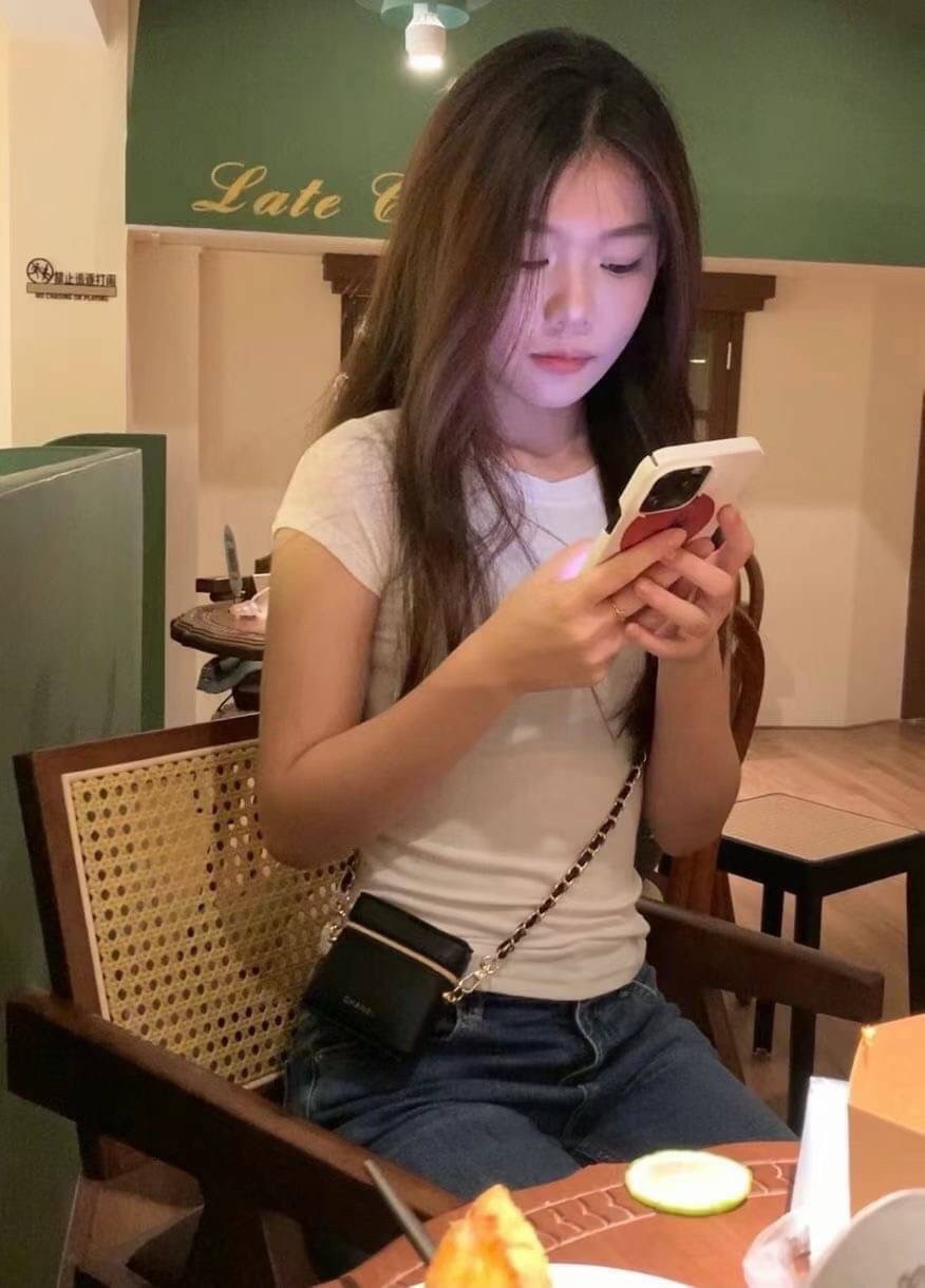 กระเป๋าสะพายข้างใบจิ๋ว งานปุ้กปิ้กน่ารัก CHANEL VIP BAG แบรนด์ดัง ตัวกระเป๋าหนังนิ่ม อยู่ทรง เปิดปิดด้วยซิปรอบ ด้านหน้าสกรีนโลโก้แบรนด์สีทอง