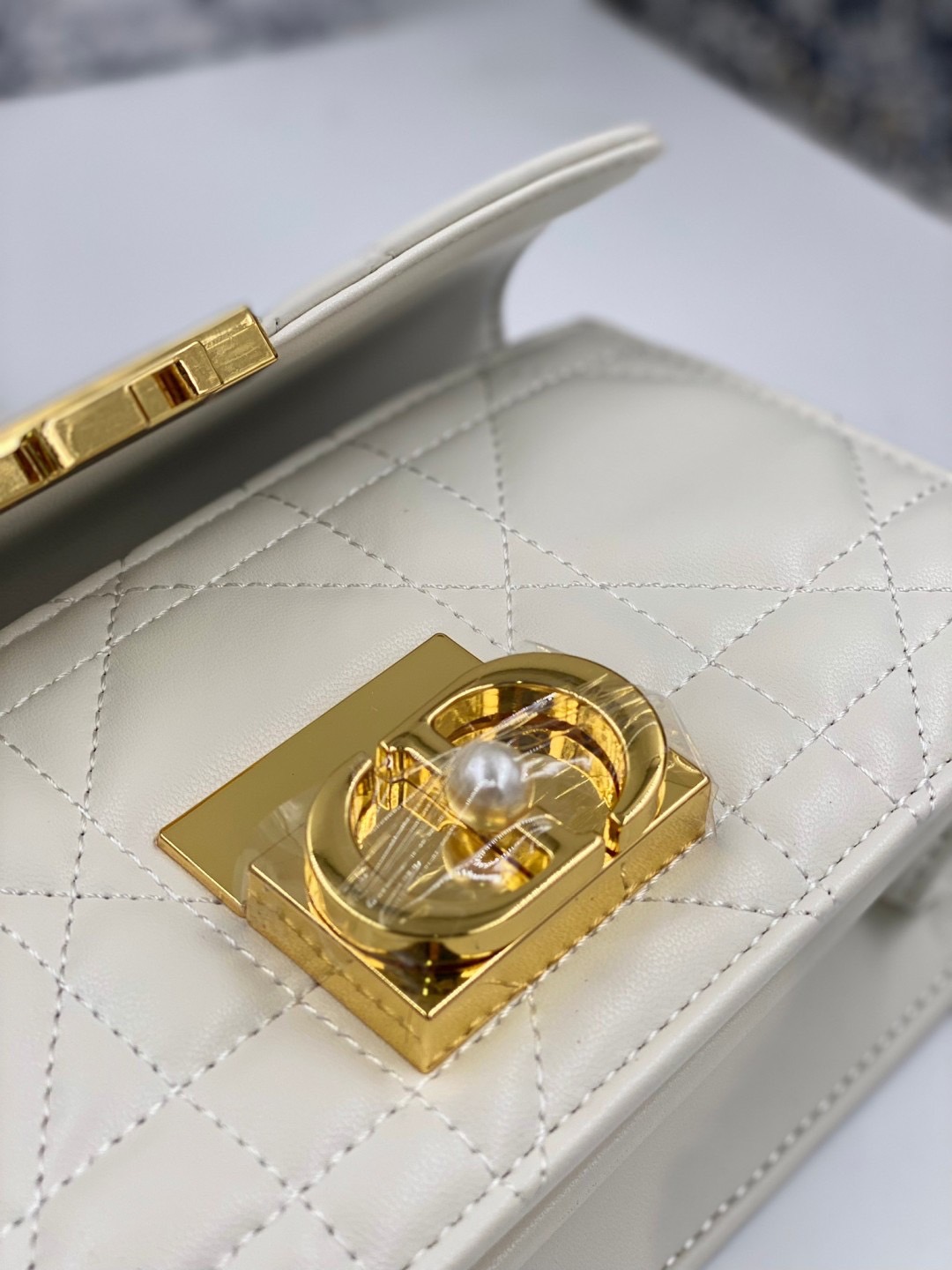 Mini Dior Ange Bag Macrocannage CD clasp with white resin pearl กระเป๋าถือพร้อมสายสะพาย ประดับตัวล็อคมุก สวยงามเหนือกาลเวลา เกรดออริ 1:1 ใช้งานต่างประเทศได้