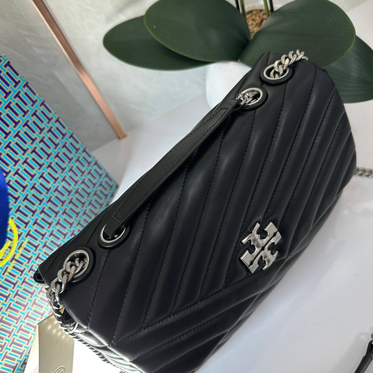 TORY BURCH KIRA CHEVRON CONVERTIBLE SHOULDER BAG กระเป๋าสะพายไซส์ใหญ่ หรูหราสุดคลาสสิก วัสดุหนังแกะทั้งใบ เปิด-ปิดด้วยกระดุมแม่เหล็ก ภายในเป็นช่องโล่ง ใส่ของสำคัญได้ครบ สายสะพายในตัวปรับได้ 2 แบบ สะพายไหล่โซ่คู่หรือจะ ครอสบอดี้ก็เริ่ดคะ