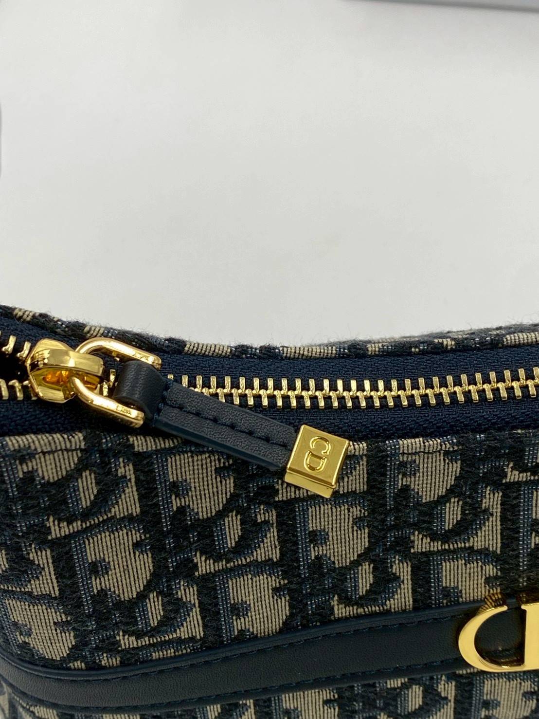 ORI หนังแท้ | DIOR Mini 30 Montaigne Cigale bag / DIOR Mini Miss Caro Cigale bag กระเป๋าสะพายไหล่ทรงโฮโบ ขนาดมินิเสริมไลน์ 30 Montaigne ด้วยรูปทรงทันสมัยและประณีตบรรจง