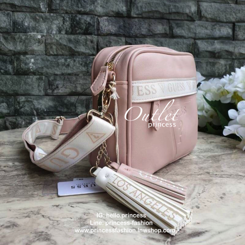 GUESS Factory Women's Gesabel Gym Crossbody กระเป๋าสะพายทรงน่ารัก จาก GUESS วัสดุหนัง pu หนังนิ่มสวย ตั้งอยู่ทรงขนาดกำลังดี น้ำหนักเบา ด้านหน้าปั้มโลโก้แบรนด์ อะไหล่ทอง เปิดปิดด้วยซิปสะดวกใช้ ด้านหน้ามีช่องซิป 1 ช่องใช้งานได้จริง ภาในมีช่องซิป และช่อ