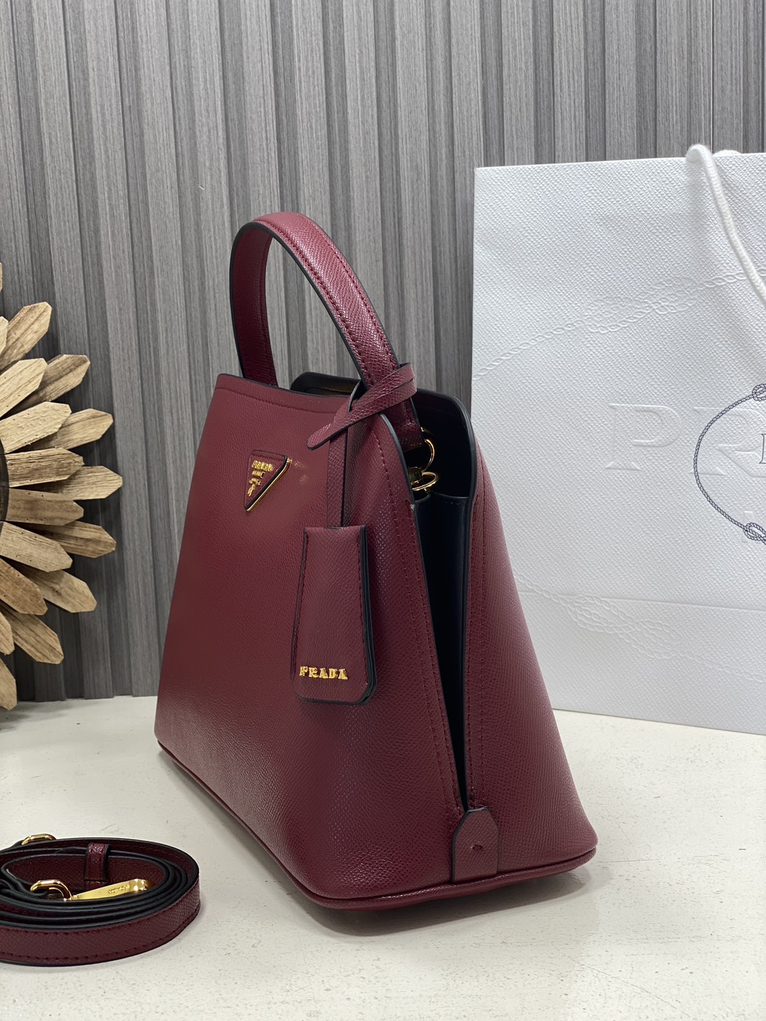 ORI หนังแท้ | Prada Matinee Medium Saffiano Leather Bag 28cm กระเป๋าสะพายทรงโฮโบสวยหรู ดีไซน์เรียบหรูตามแบบฉบับแบรนด์ ยังคงความเรียบแต่มากไว้อย่างหรูหราลงตัว ใช้งานได้หลากหลายโอกาส