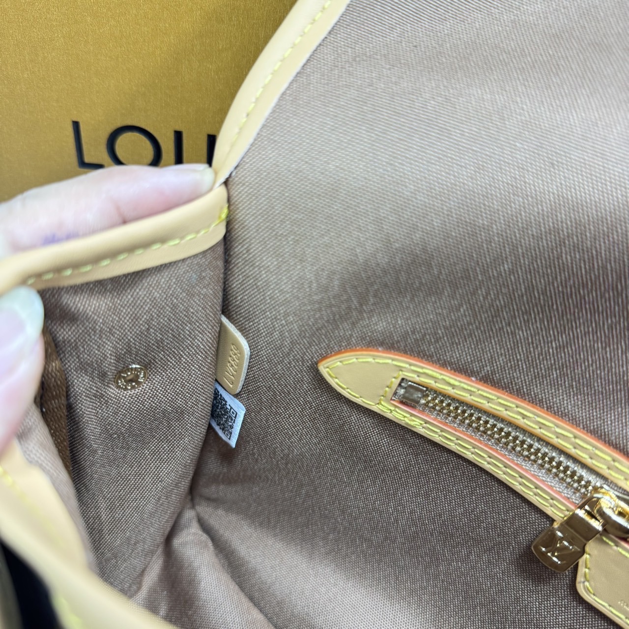 ORI หนังแท้ | LV Satchel Messenger Bag กระเป๋าสะพายทรงแมสเซนเจอร์ ดีไซน์วินเทจสุดไอคอนิกยุค'90s รังสรรค์จาก Monogram แคนวาส แต่งขอบหนัง ได้แรงบันดาลใจจากกระเป๋ารุ่น Gibecière ใช้งานในทุกวันกับทุกลุค