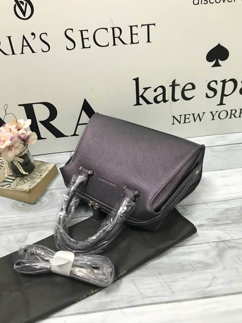 CHARLES & KEITH DOUBLE ZIP TRAPEZE (M) Best seller! กระเป๋าถือหรือสะพาย ขนาดกำลังดี น้ำหนักเบา ด้านบนเปิดปิดด้วยซิปคู่ ภายในบุหนัง จุได้เยอะ ใส่ mini iPad,กระเป๋าสตางค์ยาวได้ มีช่องเล็ก และช่องซิป มีแผ่นรองฐานวางอยู่ทรง มาพร้อมสายสะพายยาว ถอด ปรับระดับได้