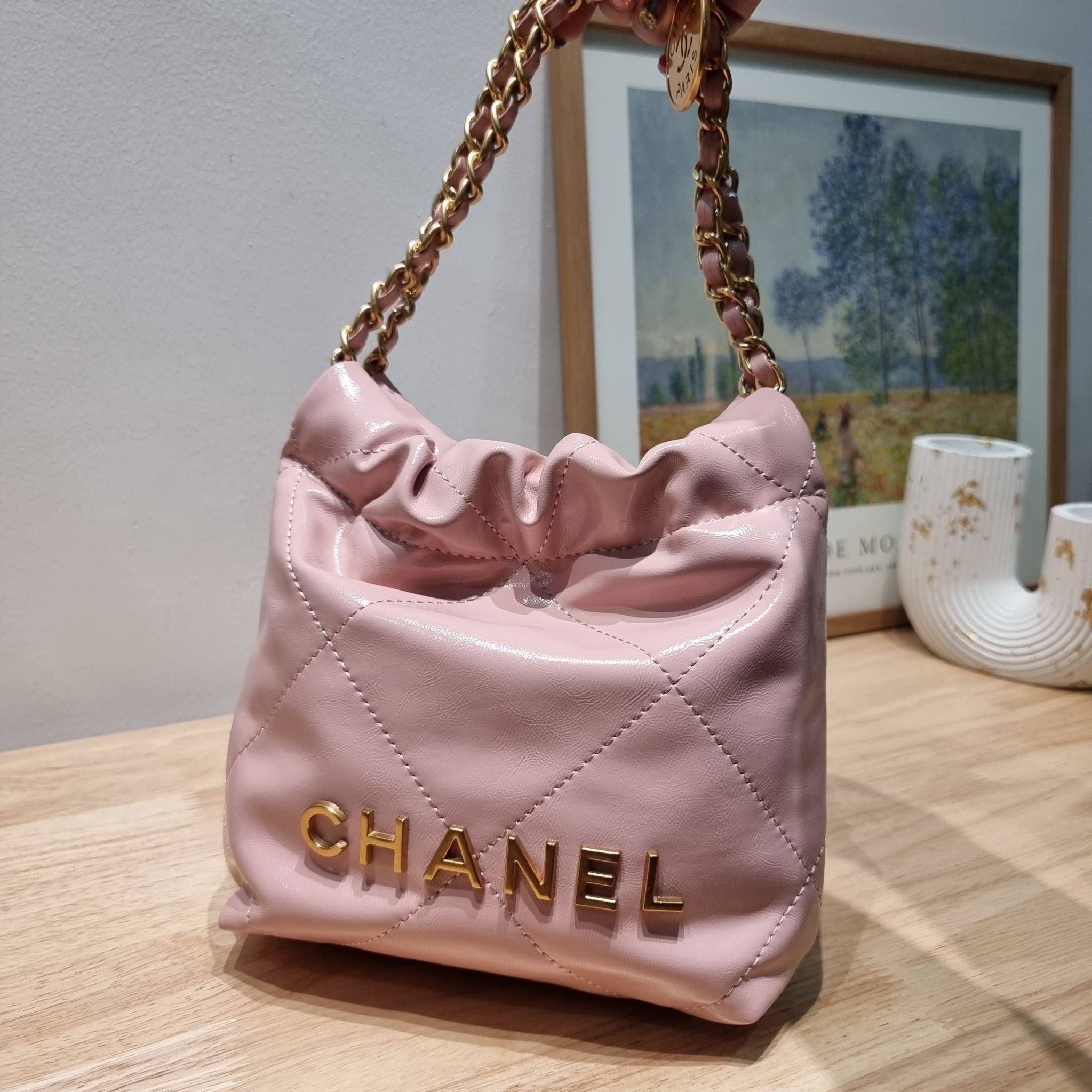 Chanel 22 mini bag / CHANEL 22 MINI HANDBAG พร้อมส่ง 4 สี กระเป๋าสะพาย ดีไซน์เรียบหรู โดดเด่นจากสายสะพายโซ่สีทอง และเหรียญโลโก้ ใช้ได้ง่ายๆไปเลยทุกโอกาส