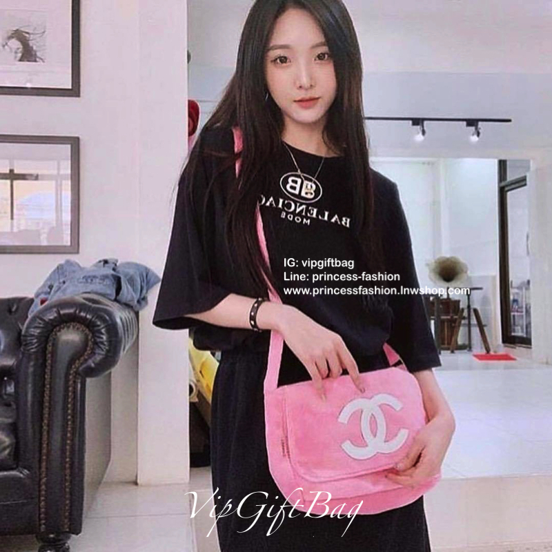 ชมพู MUST HAVE ITEM 2019 !! รุ่นยอดฮิตของ **วัยรุ่นสายสตรีท ทั่วโลก จากงาน CHANEL VIP GIFT **ของแท้100% **มีป้ายNOTFORSALE เป็นกระเป๋า ใบสวยรุ่นหายาก ขนาดกำลังดี ใช้ได้ทั้งหญิงชายเลยค่ะ ขนเฟอร์นิ่มมากกก เก็บของอย่างดี น้ำหนักเบา ด้านในมีช่องใส่ของจุกจิก M