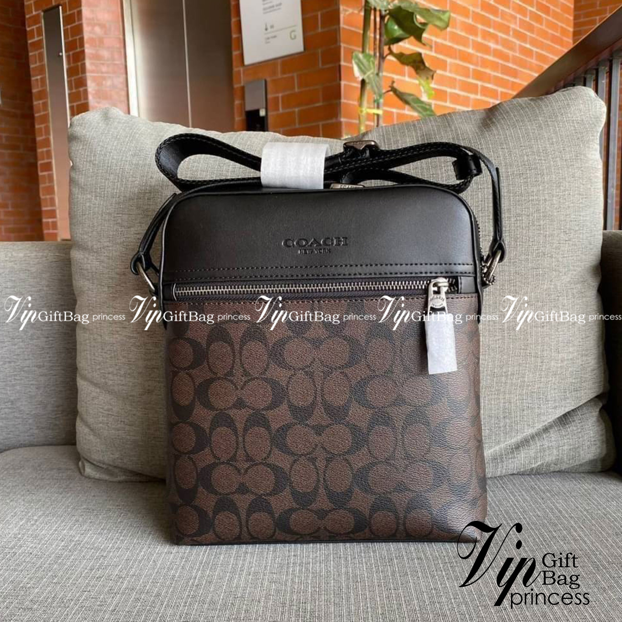 COACH HOUSTON FLIGHT BAG IN SIGNATURE CANVAS (F73336) ขายดีตลอดกาล!! คลาสสิคไม่มีใครเกิน!! กระเป๋าสะพายข้างทรงแมสเซ็นเจอร์ยอดฮิต ทรงสวย ดูดี 🔥 เป็นอีกรุ่น ที่พลาดแล้วต้องรอนานมากๆ ฮ๊อต ฮิต สุดๆ ใช้ได้ทุกเพศ Unisexสุดๆ เท่ห์มากบอกเลย จะออกงานไหน ไม