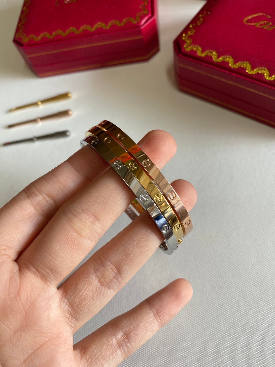 Cartier Love Bracelet กำไลคาเทียร์ รุ่นไม่มีเพชร ภาพถ่ายจากงานจริง พร้อมกล่อง วัสดุโลหะเคลือบขึ้นเงาตามรูป ใช้งานต่างประเทศได้