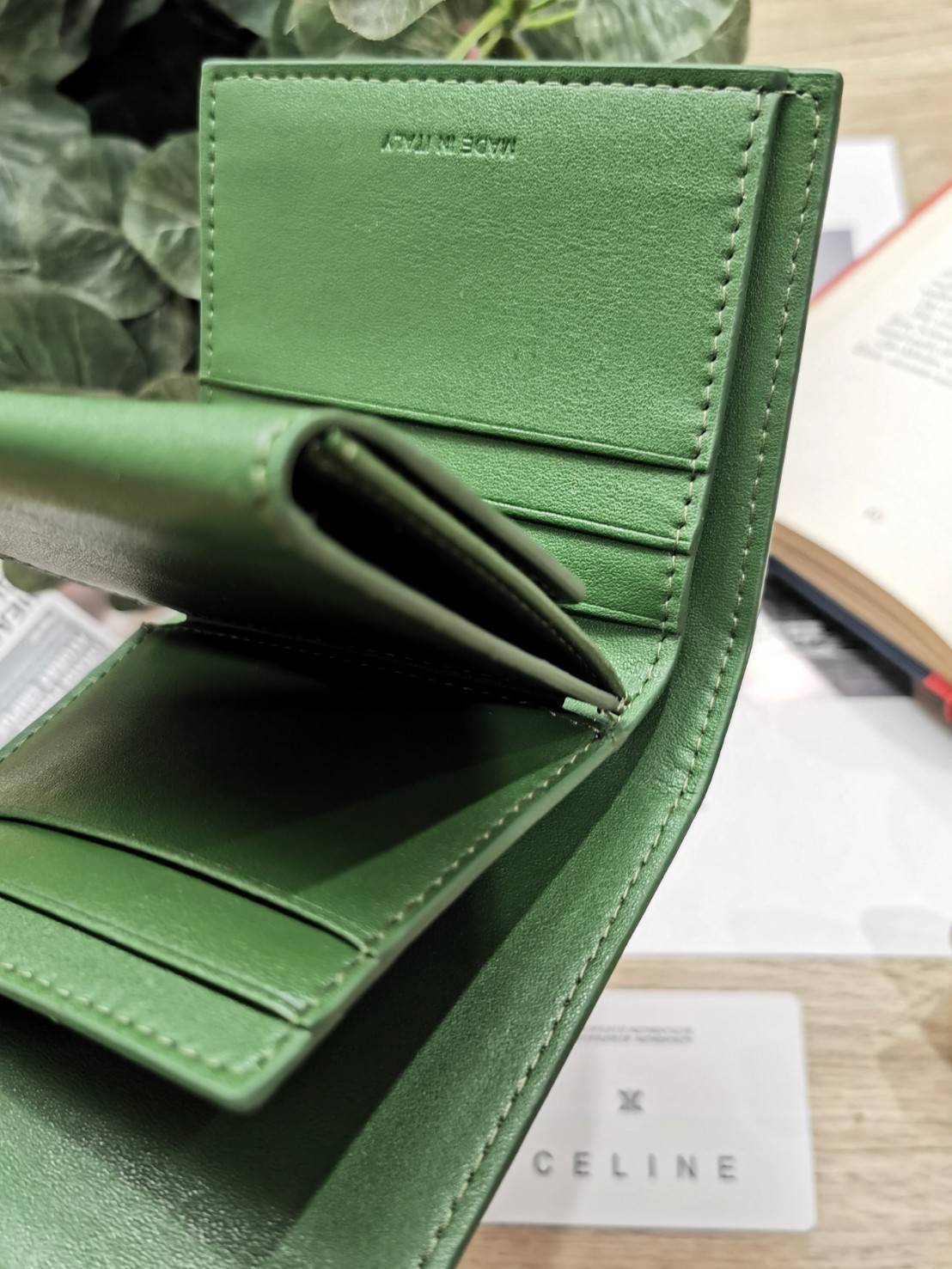 สีใหม่พร้อมส่ง! สีเขียวเหนี่ยวทรัพย์!✴️ NEW IN! CELINE SHORT WALLET VIP GIFT WITH PURCHASE (GWP) พรีเมี่ยมกิ๊ฟ Limited จาก CELINE HAUTE PARFUME DUTYFREE COUNTER หนังเรียบสวยอยู่ทรงมีโลโก้ด้านหน้าเปิดปิดด้วยฝาพับกระดุม