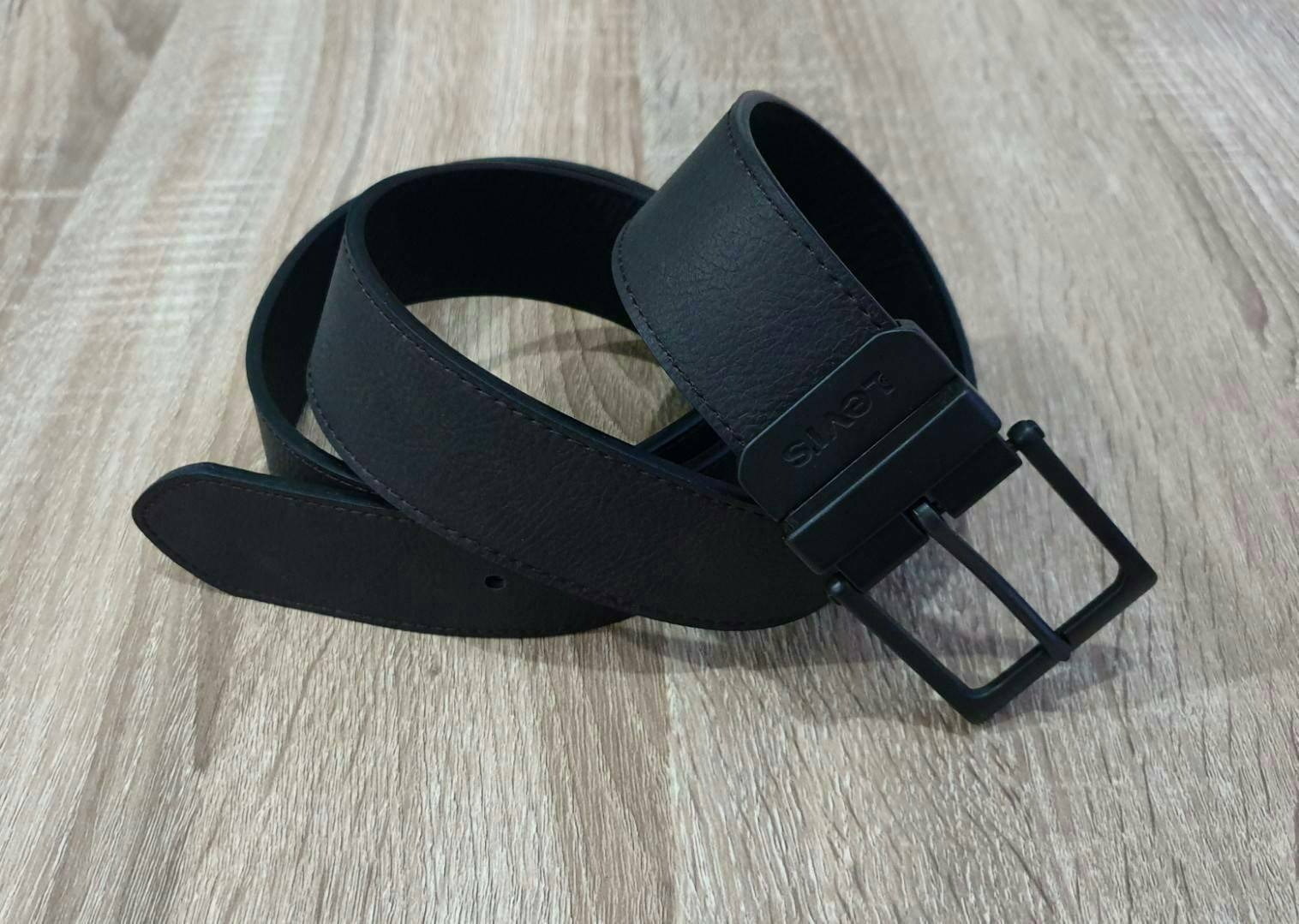 Levi’s Belt and Wallet Gift Set ในเซตประกอบด้วยกระเป๋าสตางค์พับสองตอนและเข็มขัดวัสดุหนังคุณภาพดี กระเป๋าสตางค์ปั้มโลโก้ด้านหน้าภายในมีช่องใส่บัตรและธนบัตรแยกเป็นสัดส่วน เข็มขัดหนังกลับใช้ได้ในทุกโอกาสนะคะ