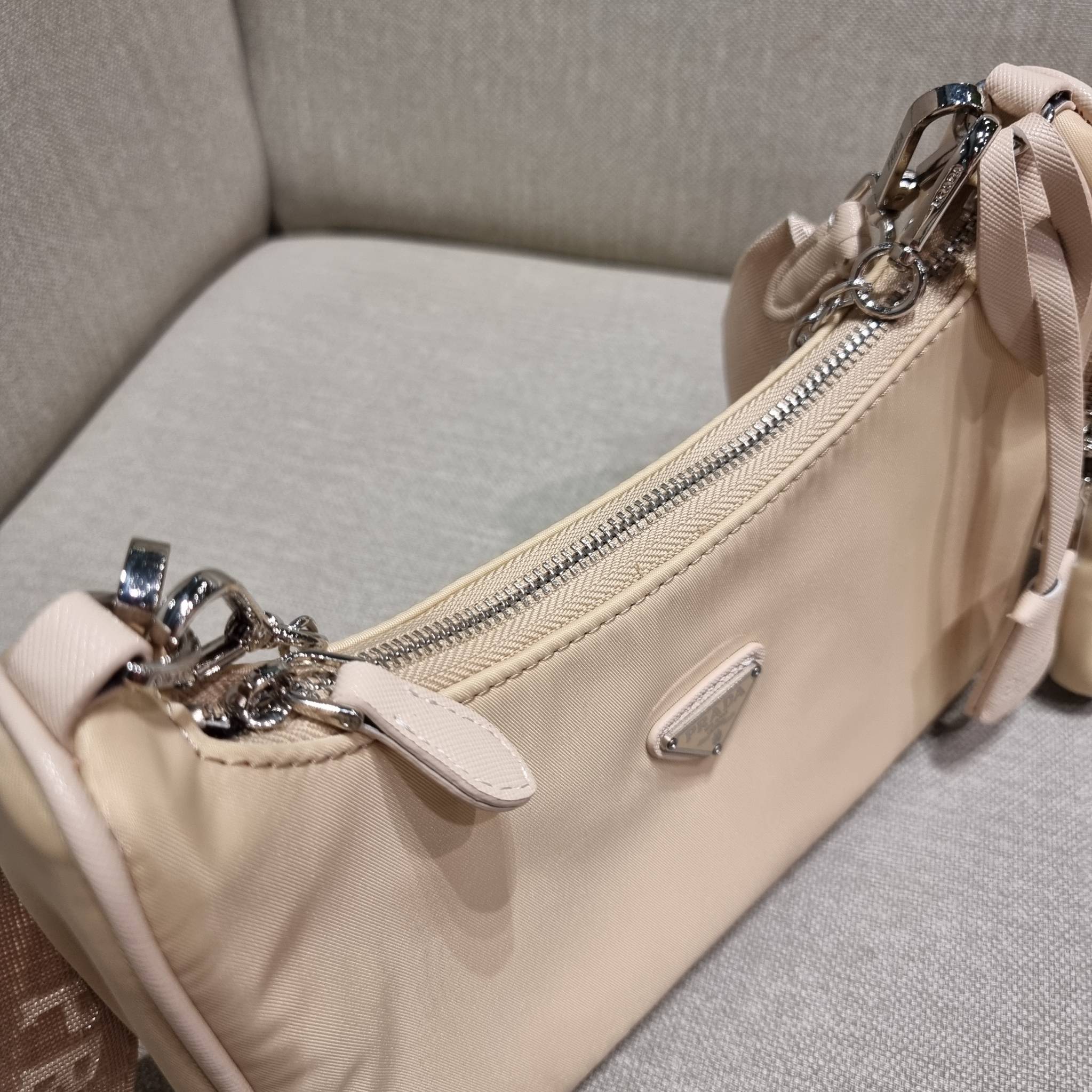 VIP 🥂 PRADA RE-EDITION 2005 RE-NYLON SHOULDER BAG ไอเท็มสุดปัง ที่ฮิตตลอดกาลไม่ว่าจะปีไหนๆ จัดให้ครบทั้งสีขายดีและสีใหม่ล่าสุด ที่สายคุณหนูห้ามพลาด!! กับกระเป๋าสะพายทรงคลาสสิค เหมาะเป็น everyday bag มากๆ วัสดุผ้าไนล่อนคุณภาพ พร้อมใบลูก ไว้ใส่เหรีย