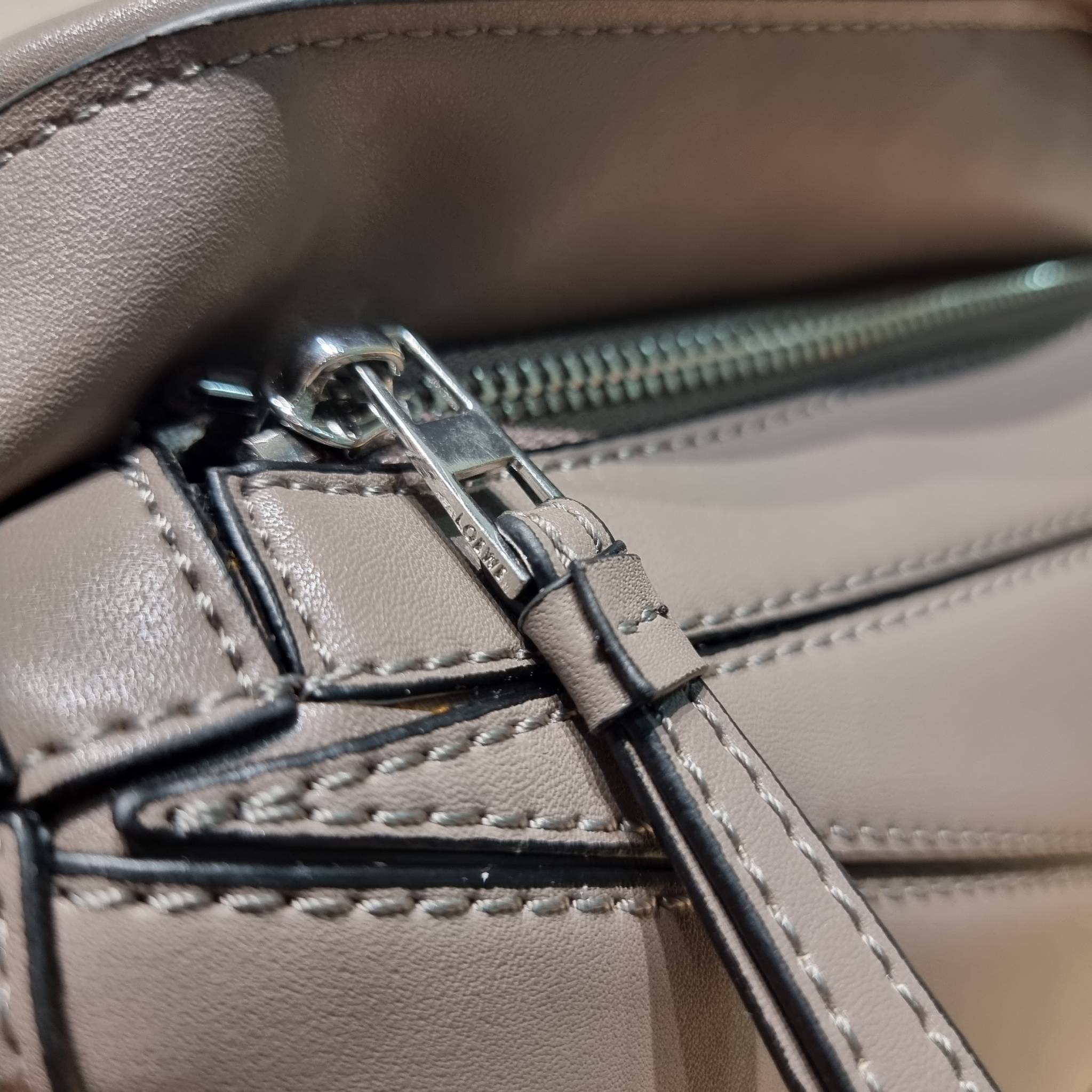 LOEWE MINI PUZZLE BAG IN CLASSIC สุดยอดแบรนด์ที่ดีไซน์เป็นเอกลักษณ์ โดดเด่น สวยหรู กับกระเป๋าสะพายข้างทรงกล่อง ไซส์มินิ สไตล์พัซเซิล ให้ฟีลลิ่งเหมือนตัวต่อคละสี ดูดีได้ทุกที่แค่มีใบนี้