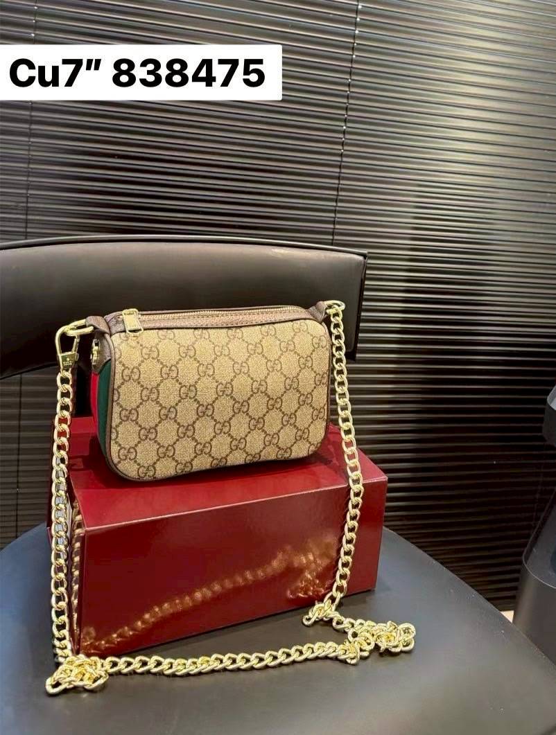 Gucci Ophidia mini bag on Chain shoulder strap กระเป๋าทรงสะพายใบเล็กดีไซน์ใหม่ น่ารักน่าใช้ สวยคลาสสิค โดดเด่นด้วยแถบสีเขียวแดงข้างและฐานกระเป๋า มาพร้อมสายโซ่พร้อมตะขอเกี่ยวเพื่อตัวเลือกในการเสริมสไตล์ที่หลากหลาย
