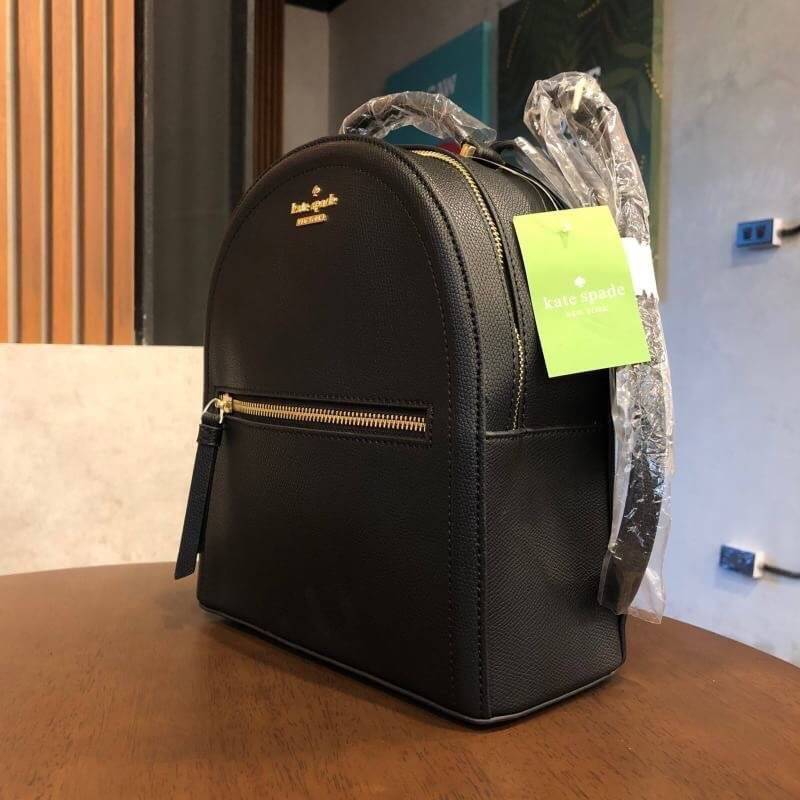 kate spade (spades) Back pack กระเป๋าเป้สะพายหลัง วัสดุหนังpu อยู่ทรง น้ำหนักเบา ใส่ของได้เยอะ ขนาดกำลังดีไม่ใหญ่จนเกินไป ภายในซับด้วยผ้าลายแบรนด์ มีสายสั้นสำหรับถือ สายสะพายยาวปรับได้ 5 ระดับ