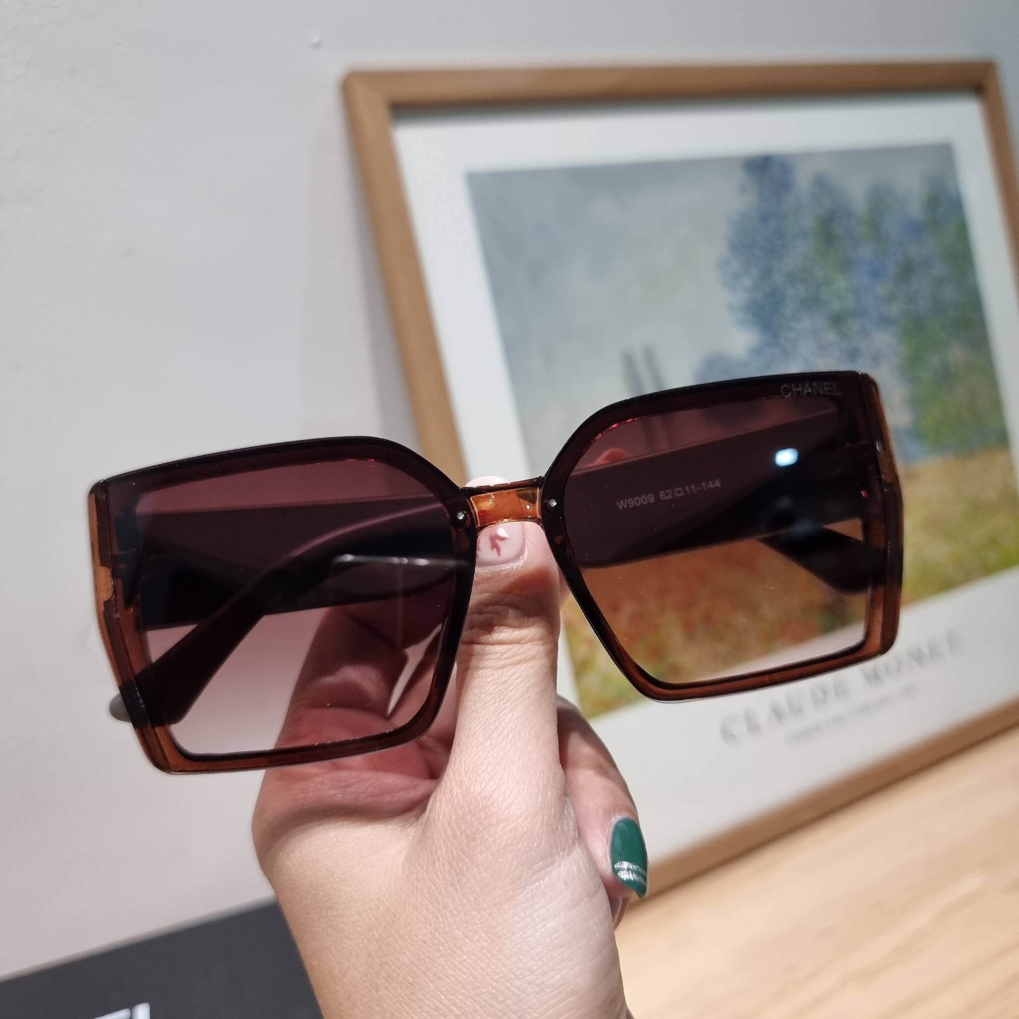 Chanel Sunglasses UV protection gift Box set สุดคุ้ม มาพร้อมอุปกรณ์ครบเซ็ท ดีไซน์ชิคมากแม่!! รับรองไม่ซ้ำใคร ใส่เสริมโหงวเฮ้ง ดูผู้ดี มีพกติดตัวไว้ไม่ตกเทรนด์ ใช้ได้ทุกโอกาส