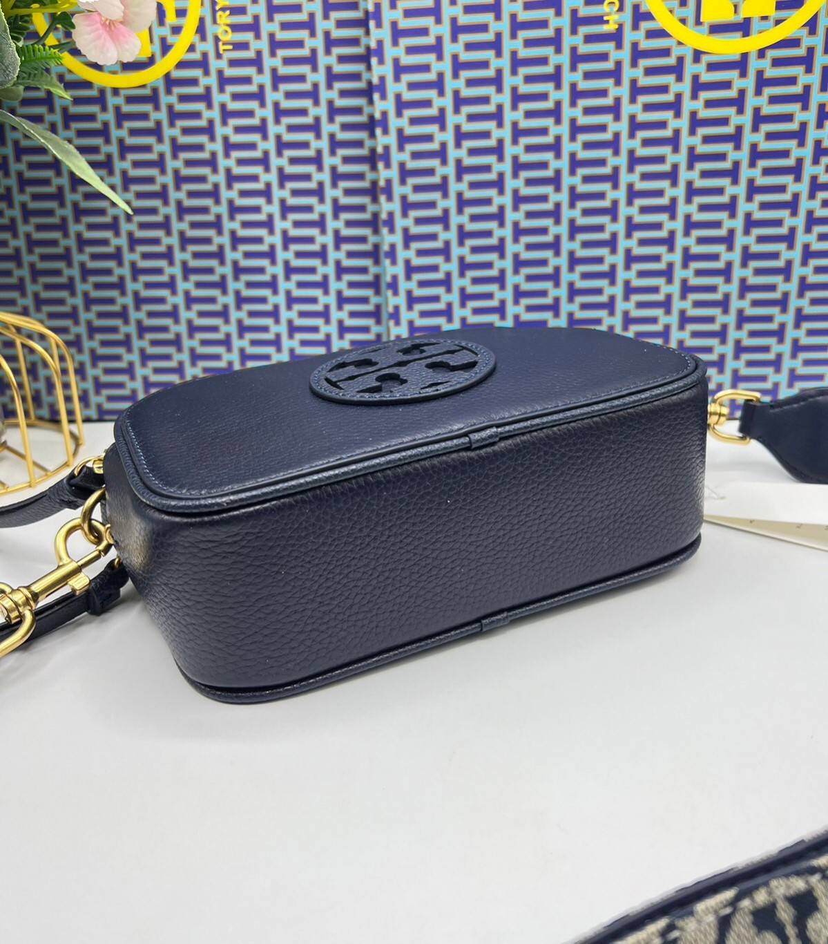 TORY BURCH Miller Mini Crossbody Bag / TORY CAMERA BAG / TORY BAG พร้อมส่ง 5 สี กระเป๋าสะพายใบเล็กมินิมอลในรูปทรงใหม่ที่คล่องตัว