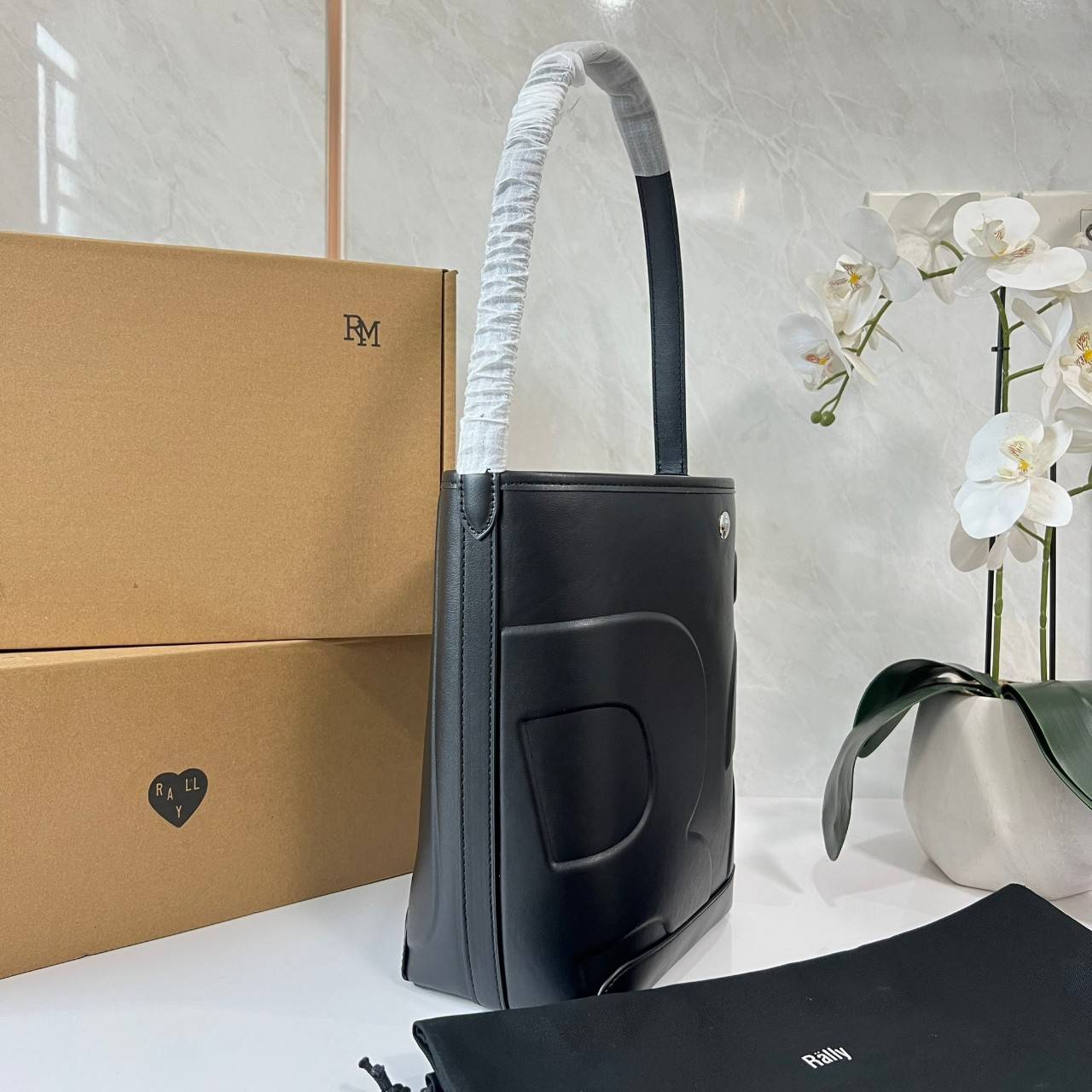 Rally The Bag Whisper กระเป๋าทรงบัคเก็ตงานหนังรุ่นใหม่ ฮอทติดลมบน มาแรงสะพายกันทั่วบ้านทั่วเมือง สายแบกสายขนห้ามพลาดจุของได้เยอะ รุ่นหนังผิวสัมผัสนิ่มมือ ทนทานและจุสิ่งของได้ครบครัน