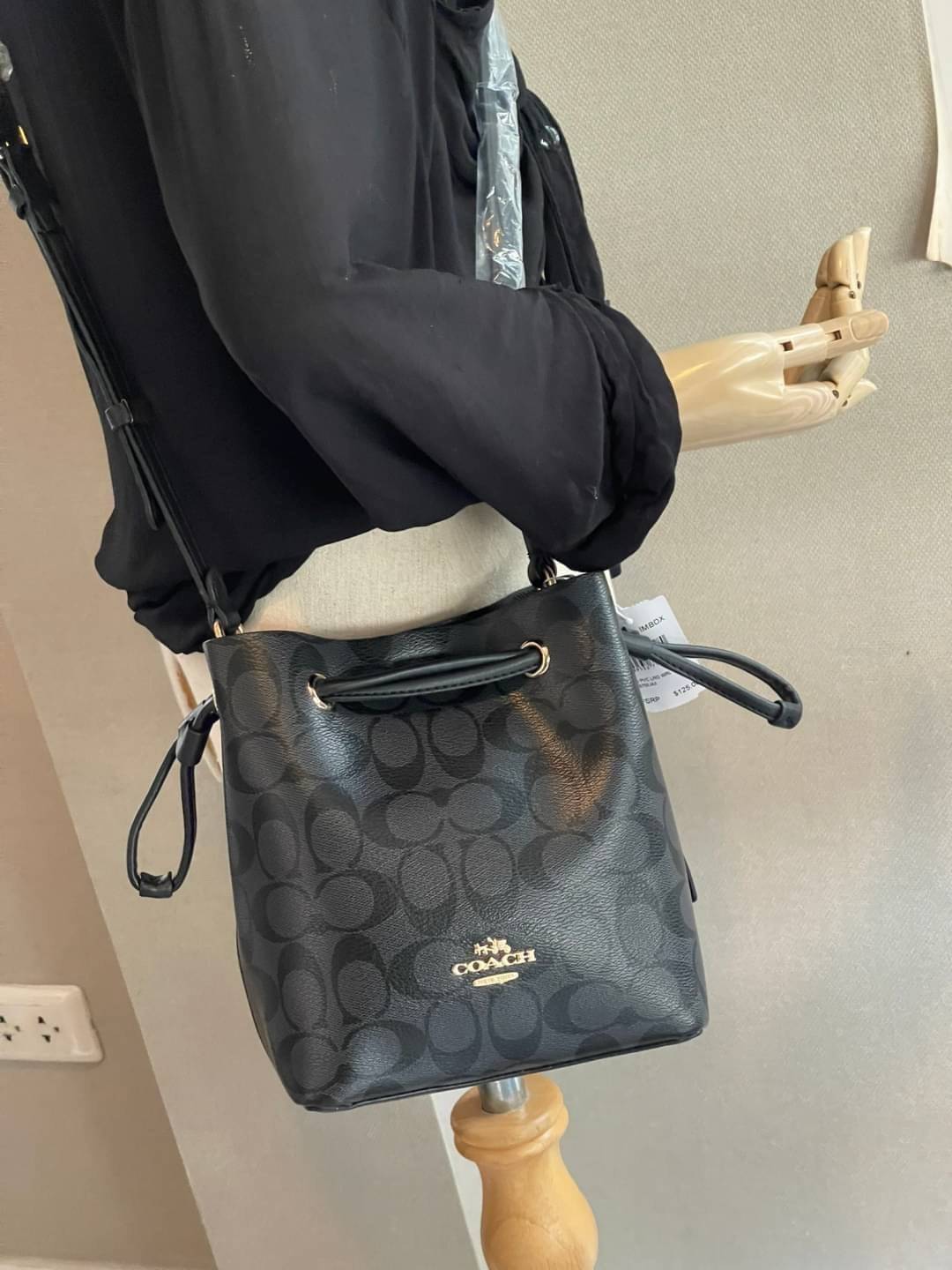 Coach Lena Crossbody Signature Bucket Bag กระเป๋าสะพายไหล่สุดคลาสสิกรุ่นนี้ เป็นรูปทรงถัง ที่สามารถจุของได้กำลังดี สำหรับสาวๆสายแฟชั่นที่ชอบรายละเอียดชิคๆ ดีไซน์เก๋ ด้วยรูปทรงของกระเป๋าที่ออกแบบมาให้ฐานเป็นรูปสี่เหลี่ยมทำให้กระเป๋ายังคงรูปทรงได้ง่าย มีสาย