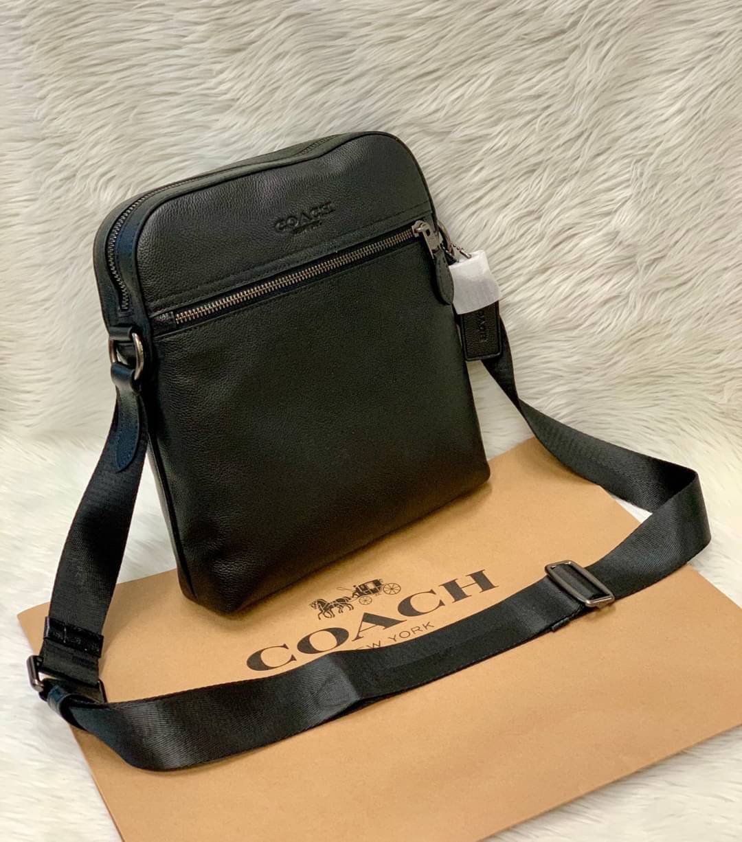 COACH HOUSTON FLIGHT BAG Calf Leather Black Smooth calf leather พร้อมส่งอีกครั้ง! กระเป๋าสะพายแบบครอสบอดี้ร์ของคุณผู้ชาย หนังแท้ ลายหนังสวย ด้านหน้ามีช่องซิปให้หนึ่งช่อง ช่องหลักกว้างใส่สัมภาระได้จุค่ะ พร้อมช่องเล็กใส่ของจุกจิกอีก3ช่องค่ะ สายสะพาย