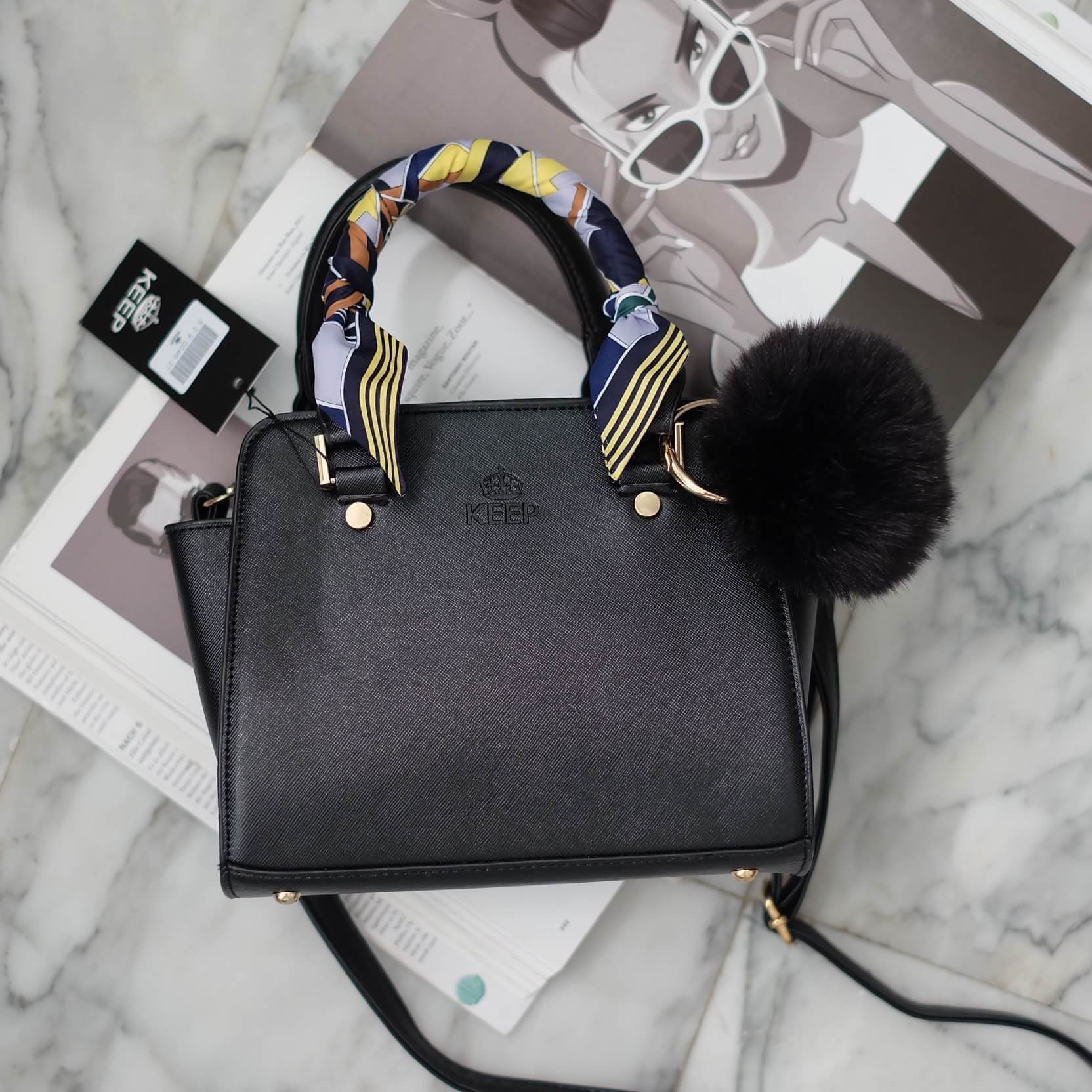 งานแท้ชนช้อป 👍 รุ่นใหม่ล่าสุด หนัง saffiano สวยมากๆค่า รุ่น KEEP saffiano leather Mini office bag สวย น่ารัก ขนาดตอบทุกโจทย์การใช้งาน เห็นแล้ว #หลงรักเลยคะ 🌲ตัวกระเป๋าขนาดกำลังดีหนังsaffiano ลายสวยที่สำคัญ ดูแลรักษาง่าย ประดับด้วยผ้าพันหูกระ