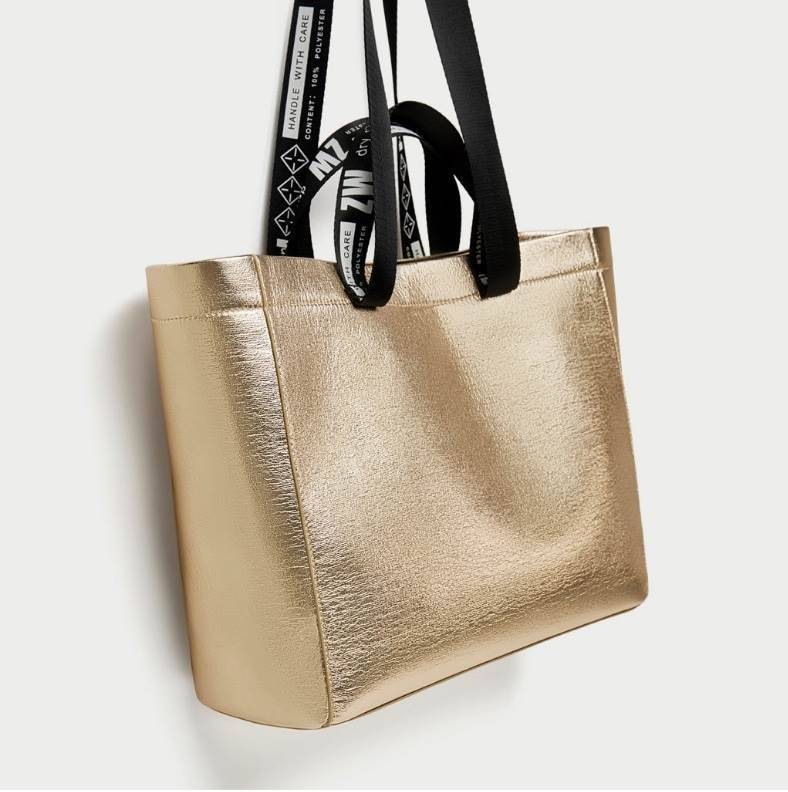 Zara shopper bag กระเป๋าสะพายสี mettalic สุดชิค จากแบรนด์ Zara ค่ะ น้ำหนักเบา สาย print สีดำลายเพิ่มดีเทล มีสายสะพายไหล่ ภายในโล่งกว้าง เปิดปิดด้วยกระดุมแม่เหล็ก ใบนี้จะใช้ไปเรียน ไปทำงานหรือไปเที่ยวก็เหมาะค่ะ