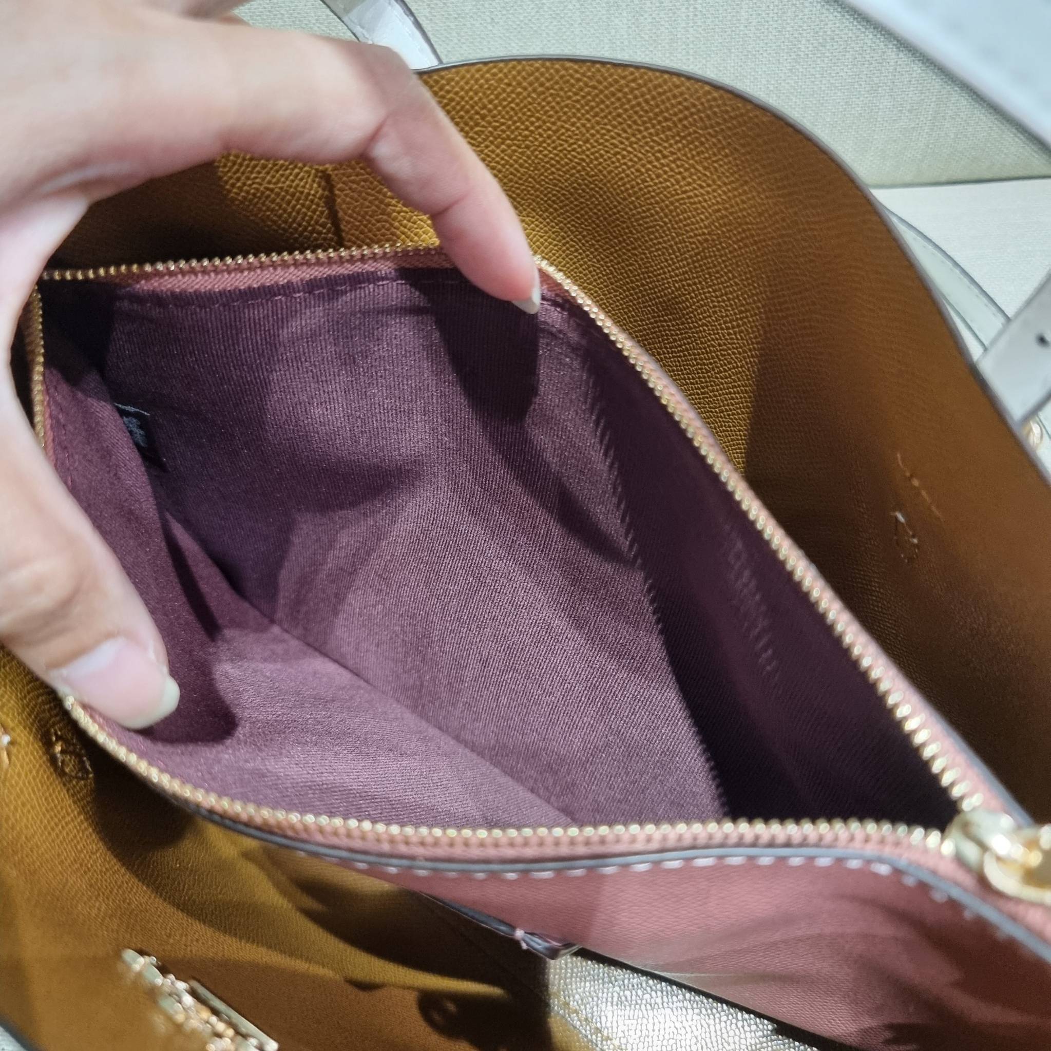 COACH C8612 MOLLIE TOTE 25 IN SIGNATURE CANVAS WITH MYSTICAL FLORAL PRINT คอลใหม่ล่าสุด ยังไม่เข้า shop ไทย สวยๆแบบไม่ต้องรอพรีฯให้ยาวนาน กับกระเป๋าโท้ทไซส์เล็กที่สาวๆต่างก็ต้องปักใจรัก สวยสมใจ ดีไซน์ลวดลายดอกไม้ คละเคล้าเต็มใบ ดูละมุน สดใส น่าใช้สุดๆ วัส