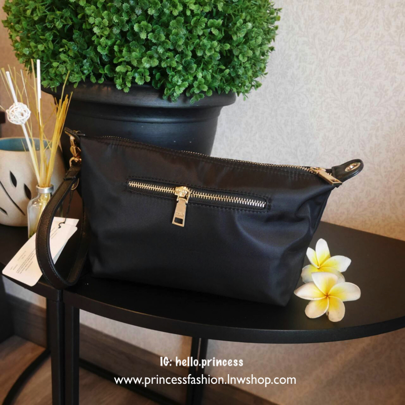 🍉 ที่สุดแห่ง Best Seller ~~ งานพรีเมี่ยมกิ้ฟ จากเคาเตอร์ต่างประเทศ จากแบรนด์ PRADA เป็นกระเป๋า เครื่องสำอางค์ แต่มีสายสะพายยาวให้ 2 สาย เป็นแบบคล้องแขน และสะพายข้างลำตัว ใช้เป็น shoulder bag ได้เลยค่า หรือ ถือลำลองสวยๆ ก้อเลิศค่ะ คุ้มมากค่ะ ภายในม