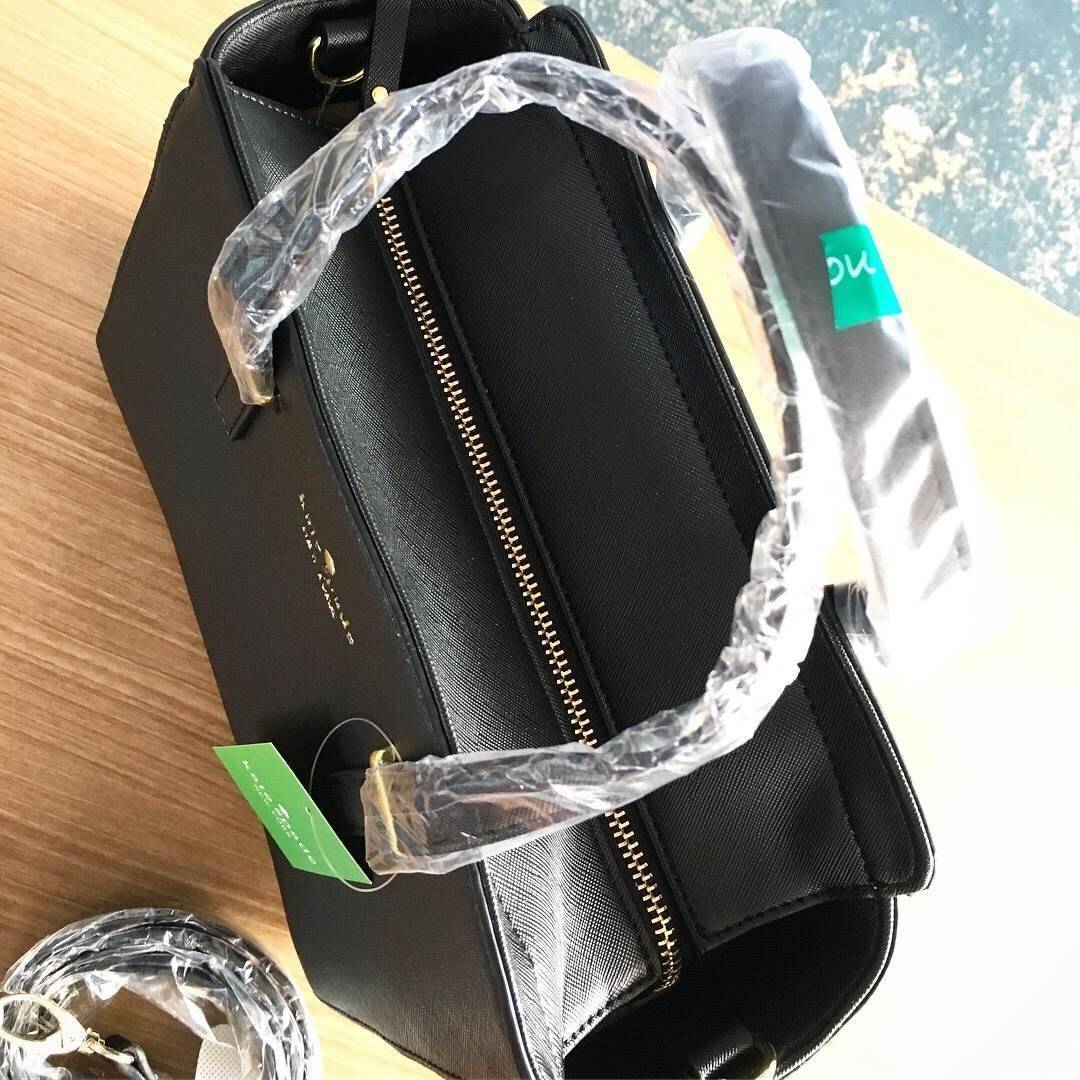 Don't Miss! KATE SPADE NEW YORK CEDAR STREET HAYDEN BAG กระเป๋าถือหรือสะพายหนัง Saffiano สวยหรูอยู่ทรงสไตล์ PRADA ด้านหน้าประดับโลโก้สีทองสวยไฮโซ ภายในมีช่องซิปและช่องเล็ก ซับในอย่างดีสกรีนลาย Kate Spade กว้างและจุ ใส่ ipad mini กระเป๋าสตางค์ ของใช้ไ